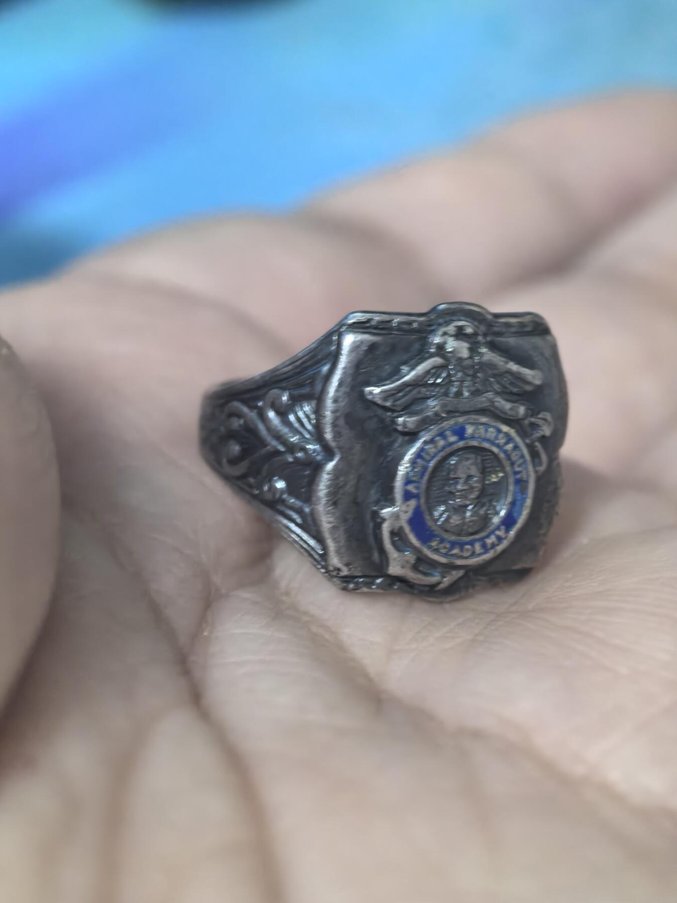 美德苏勋章奖章拍卖 本次各种都有 取消了保留价模式  德因原因只上2-3图 具体的想要的请联系我要完整图。都经过讨论未标明则全部是原品，保真 放心拍。3月4日晚上九点结束在麦稀奇 找不到的加我qq或者微信都是184277308备注苏章拍卖。 美国二战时期法拉古特舰队上将学院 纯银戒指 美国唯一一所荣誉海军学院 二战军版原品 非常稀有 内部有纯银标识