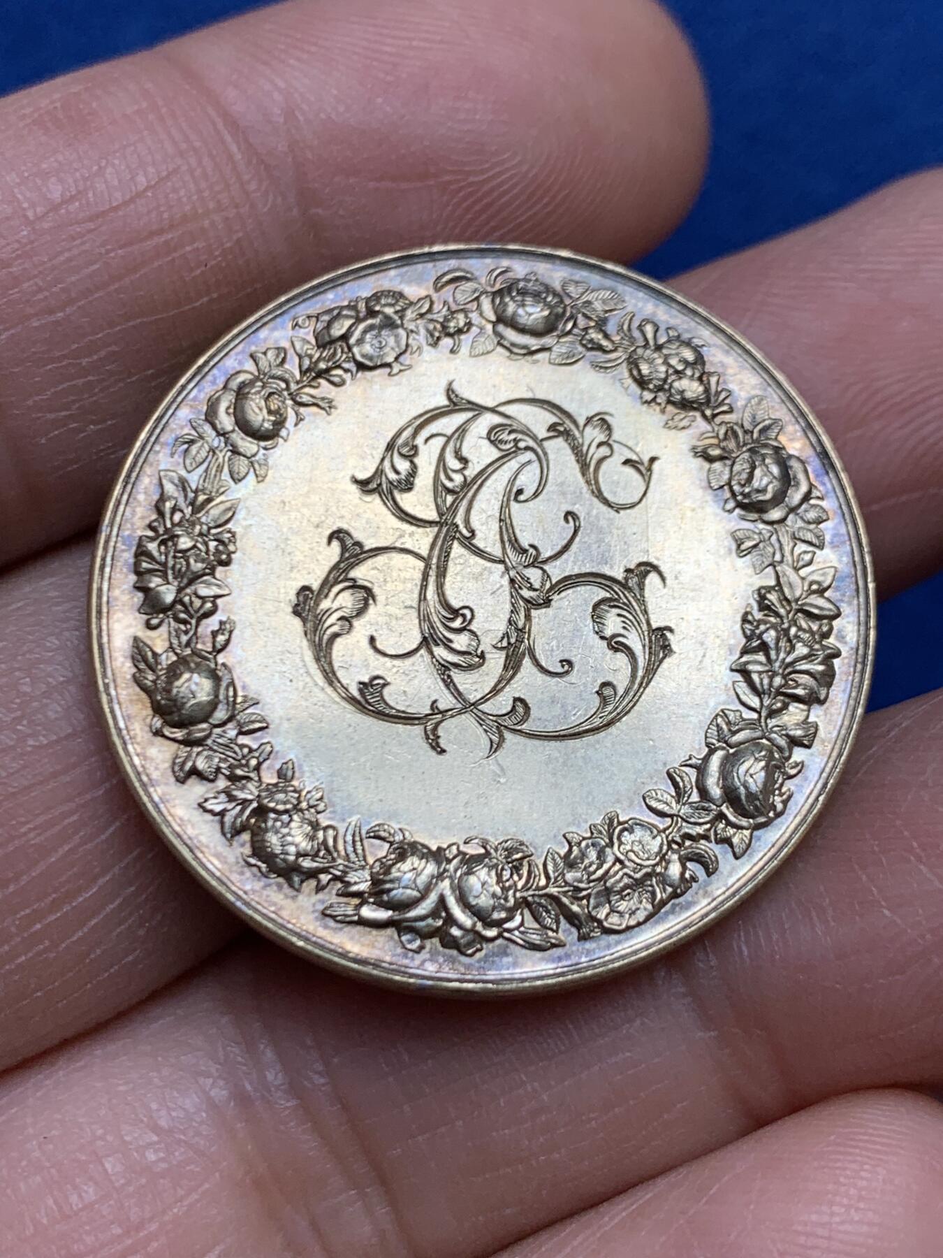 《竞宝斋》第468场 周日，周一 2场连拍 （全场包邮）欢迎送拍 法国镀金银质婚章 边铭刻字1894 背面花体字同样精彩 31.9mm 16.28克 丰饶角银标