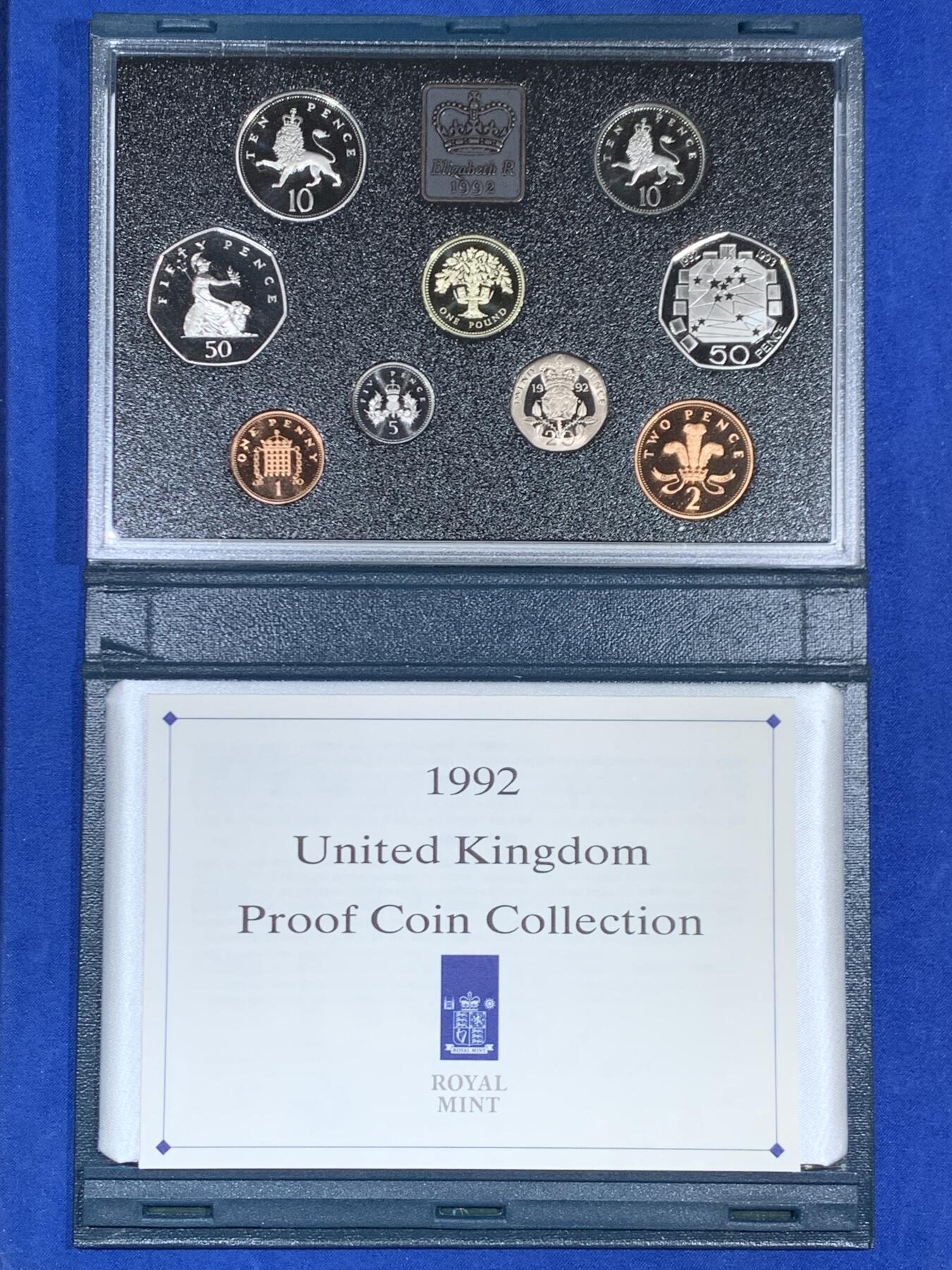 《竞宝斋》第468场 周日，周一 2场连拍 （全场包邮）欢迎送拍 英国1992年精制套币，带1枚1英镑橡树精制纪念币，1枚50便士欧洲部长理事会轮值主席精制纪念币，9枚币，盒证齐全，品相精美，高档盒装