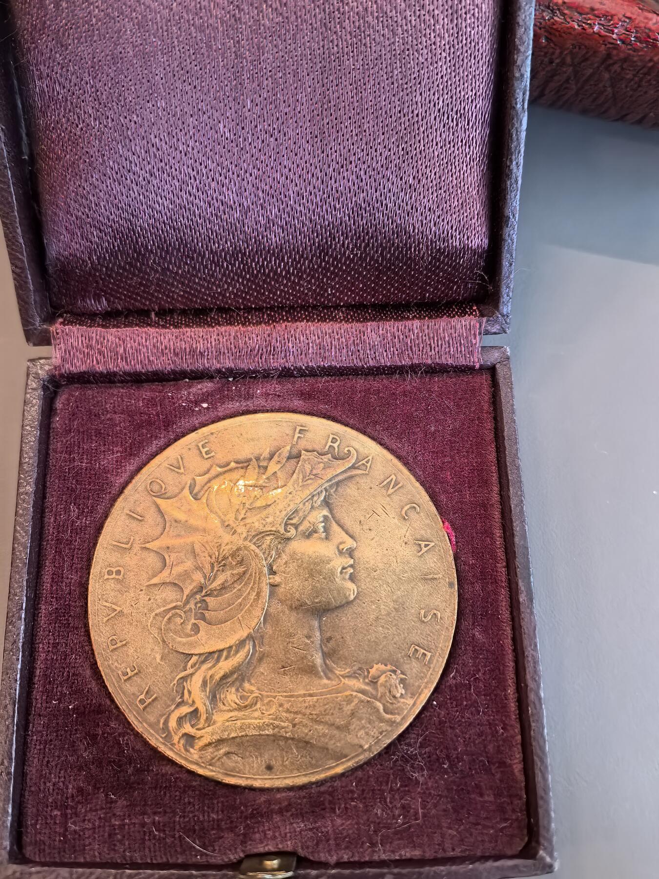 欧洲微章、铜章、银章和银币第三场 法国第三共和国时期的“战争部射击竞赛奖章”，由著名雕刻家亨利·杜布瓦（Henri Dubois）设计。 发行机构：法国战争部（Ministère de la Guerre） 雕刻师：亨利·阿尔弗雷德·奥古斯特·杜布瓦（Henri Alfred Auguste Dubois, 1859-1943），法国新艺术运动时期的重要章牌艺术家