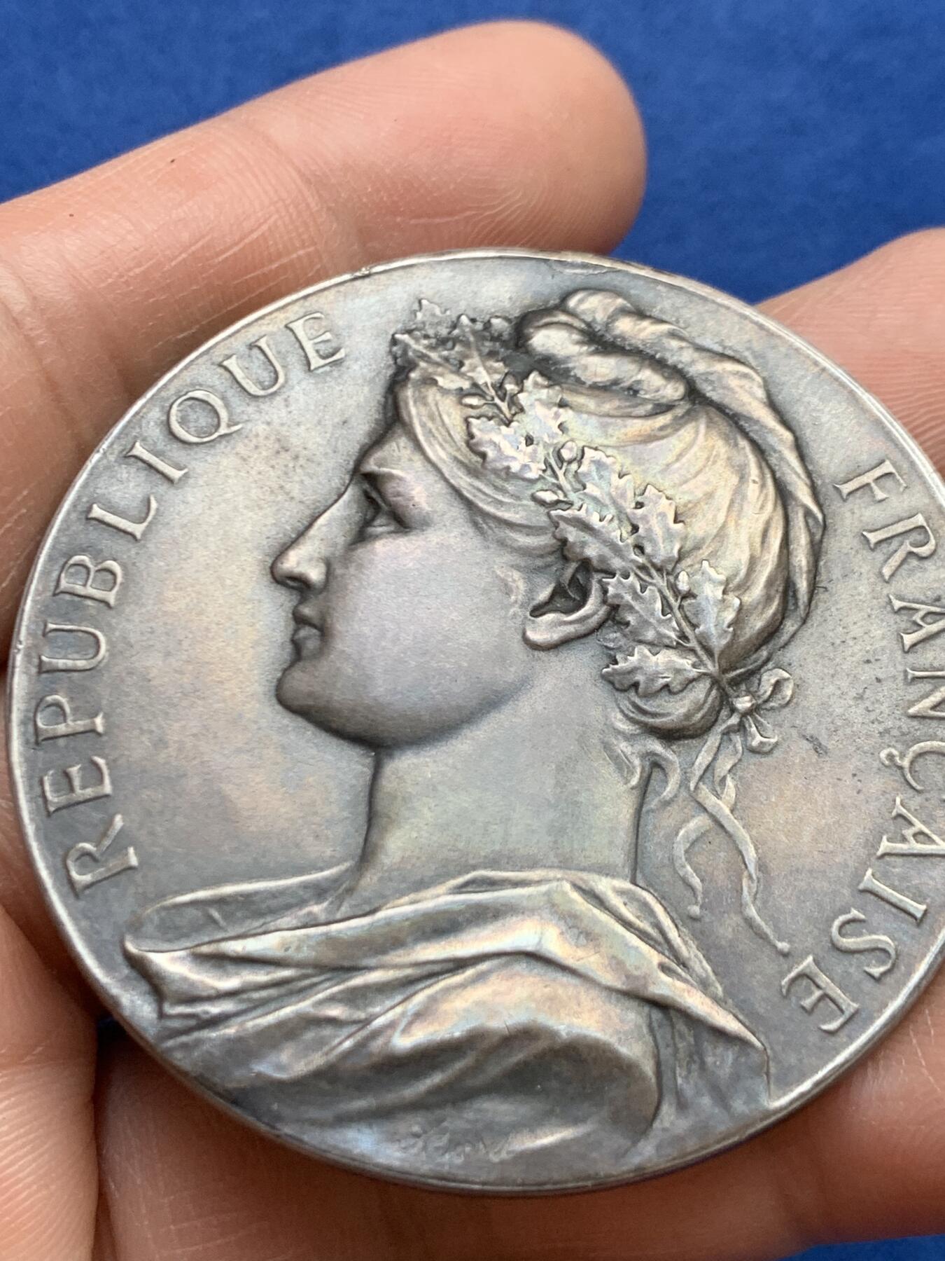 《竞宝斋》第468场 周日，周一 2场连拍 （全场包邮）欢迎送拍 1903年法国商业和工业部博雷尔大银章，少见品，带原盒，名家”Borrel“雕刻品相佳。正面雕刻花环玛丽安娜女神像，背面则是玛丽安娜女神为工人及商人授予桂冠。细节满满。铭文”工商联合会”，“艺术麦朵尔收录经典名章”，直径：50mm，重：60.5g，丰饶角银标