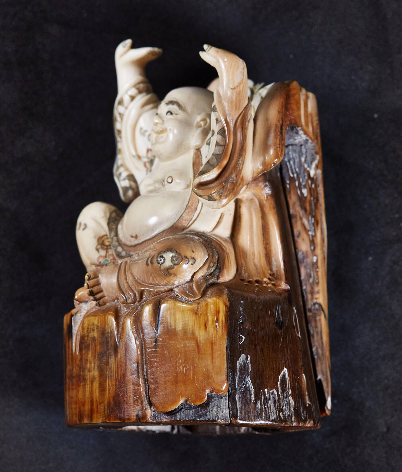 【俄甄集藏】2026年(049)03-18星期三 晚 19:30 全场包邮 日本大正时期古董彩绘白色珍贵材料弥勒佛摆件，高：90mm，宽：60mm，重量：299.5克，赠送木质底座与锦盒