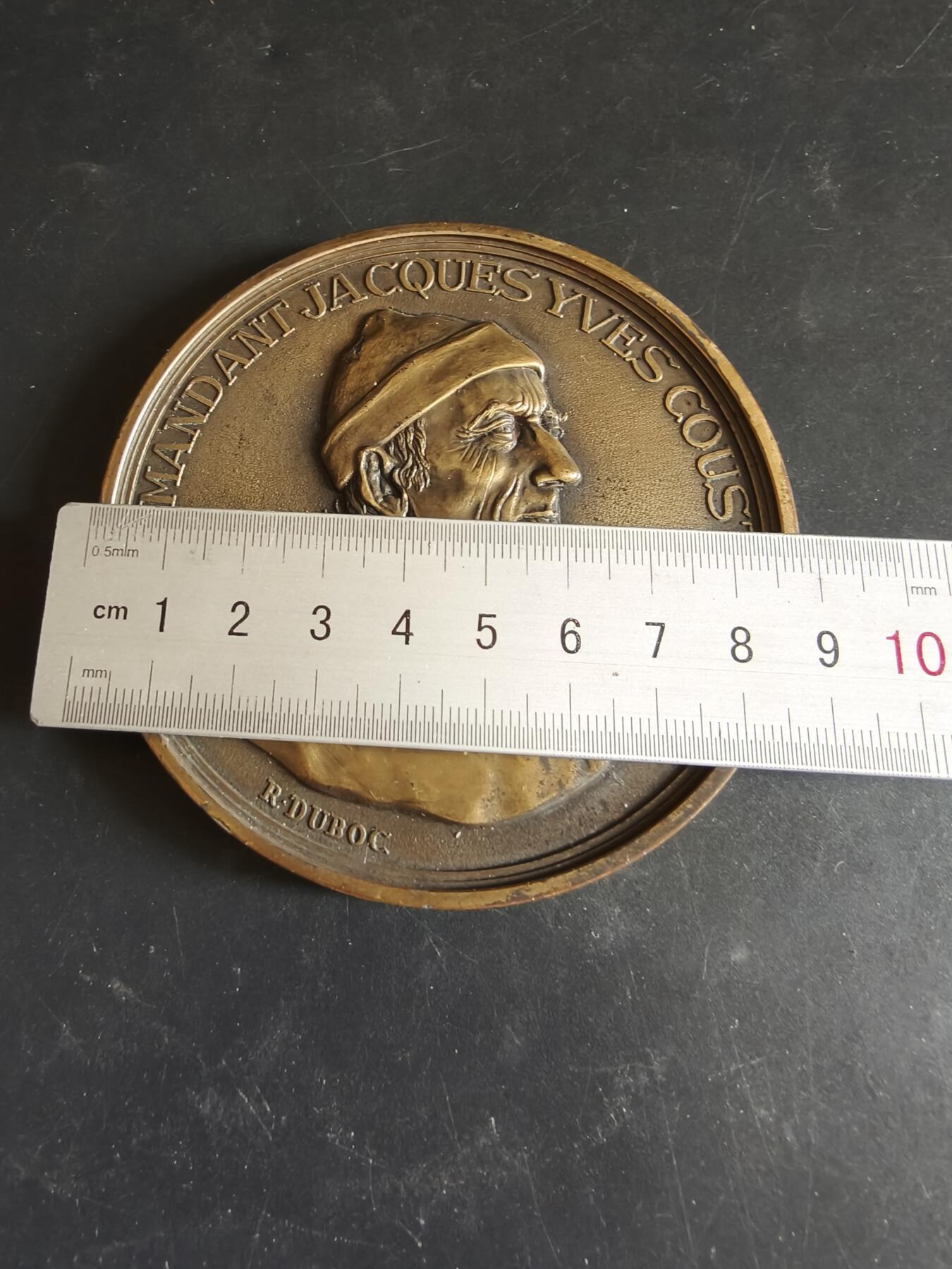 老王徽章第186期  法国罗伯特拉丰特出版社海军探险家雅克·库斯托纪念章 原盒 直径90mm     重量210g