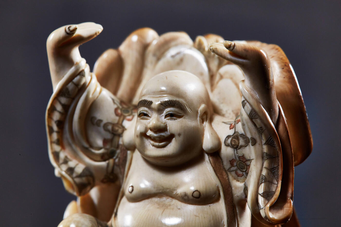 【俄甄集藏】2026年(049)03-18星期三 晚 19:30 全场包邮 日本大正时期古董彩绘白色珍贵材料弥勒佛摆件，高：90mm，宽：60mm，重量：299.5克，赠送木质底座与锦盒