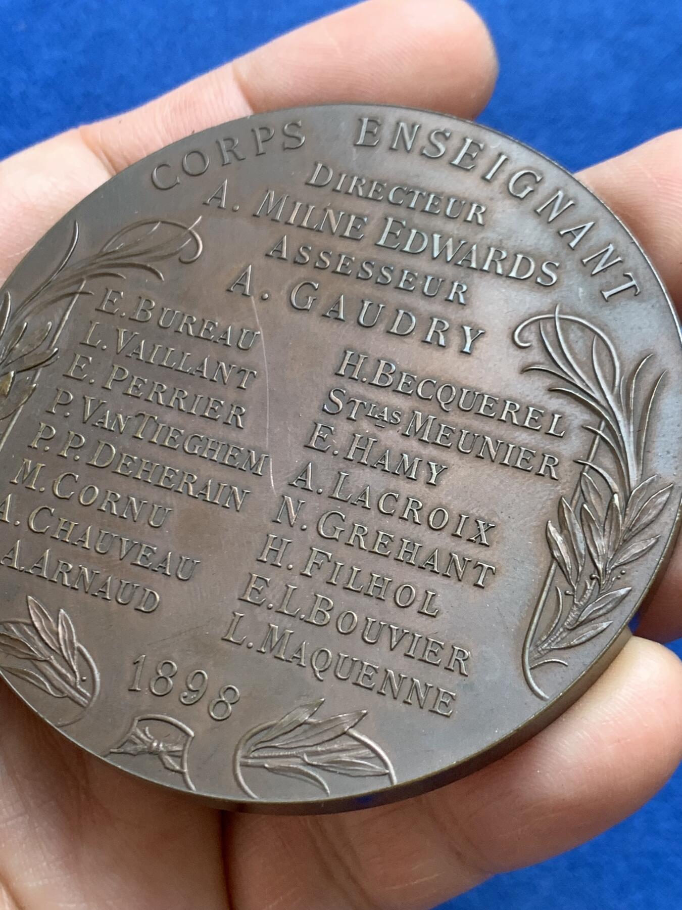 《竞宝斋》第468场 周日，周一 2场连拍 （全场包邮）欢迎送拍 1898年法国巴黎国立自然历史博物馆新馆落成纪念大铜章 148.5克 67.5mm 丰饶角铜标 带原盒 好品 稀有