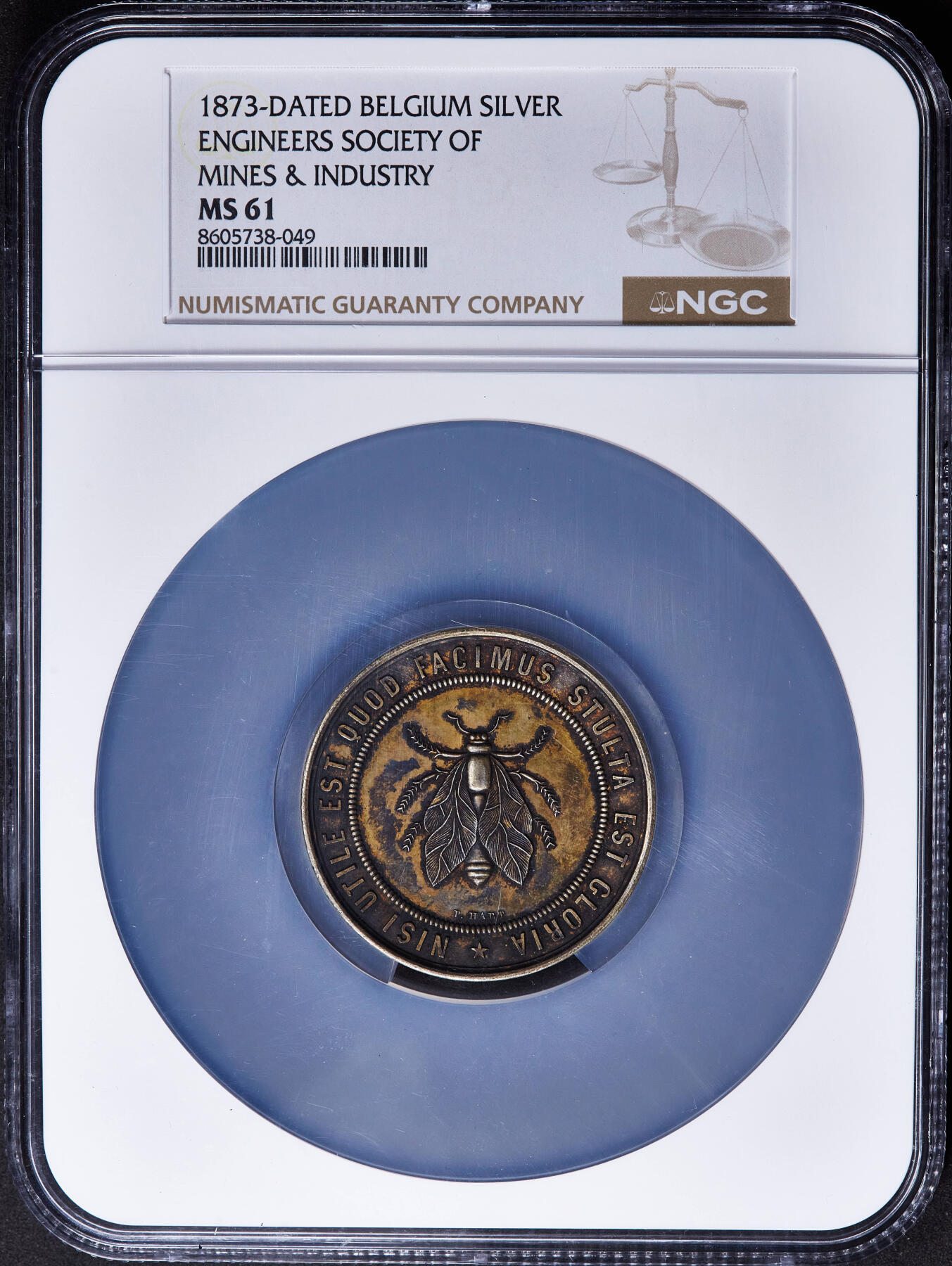 【俄甄集藏】2026年(049)03-18星期三 晚 19:30 全场包邮 比利时1873年埃诺省矿业与工业工程师协会镀金大银章，NGC MS61，蜜蜂设计精美，著名雕刻师哈特作品，授予阿尔方斯·布里亚特，直径：46mm，稀有品种