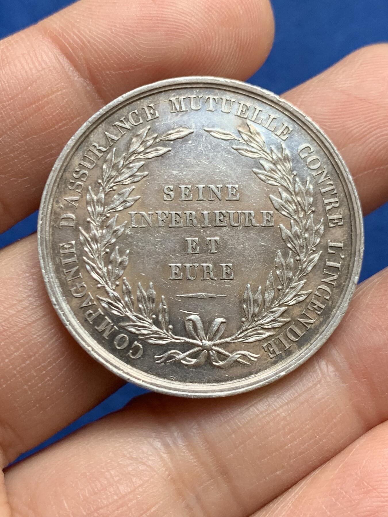 《竞宝斋》第468场 周日，周一 2场连拍 （全场包邮）欢迎送拍 法国塞纳火灾互助保险，浴火凤凰圆形少见款，直径：34.6mm，重：17.7g，蜜蜂银标边铭。