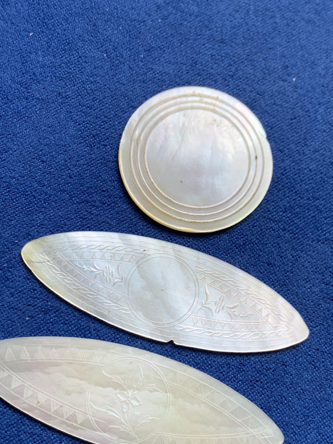 《竞宝斋》第468场 周日，周一 2场连拍 （全场包邮）欢迎送拍 四枚一组 英国一线回流清螺钿贝母筹码。菱形或椭圆形，手工精雕，莹光宝气。