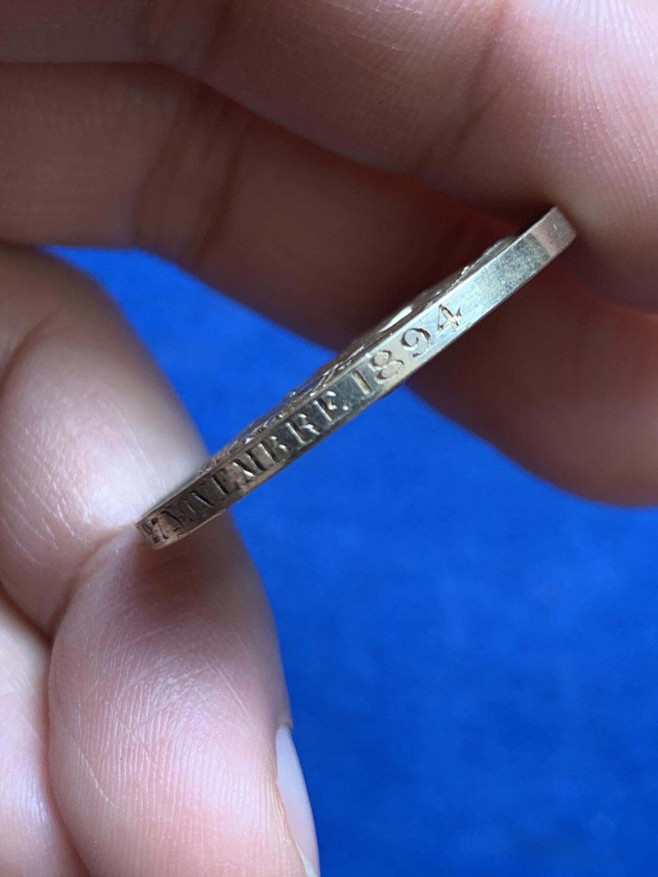 《竞宝斋》第468场 周日，周一 2场连拍 （全场包邮）欢迎送拍 法国镀金银质婚章 边铭刻字1894 背面花体字同样精彩 31.9mm 16.28克 丰饶角银标