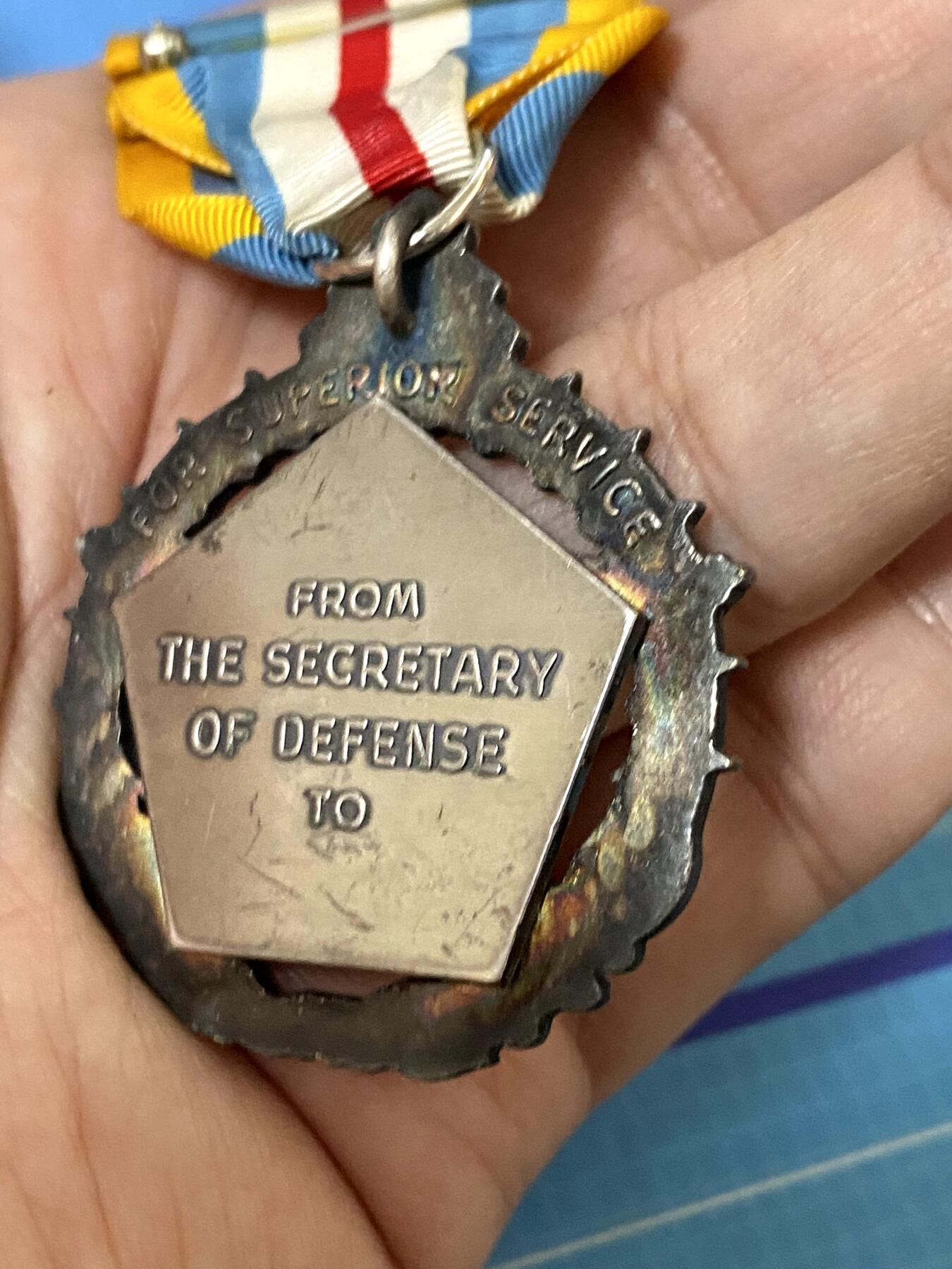 美德苏勋章奖章拍卖 本次各种都有 取消了保留价模式  德因原因只上2-3图 具体的想要的请联系我要完整图。都经过讨论未标明则全部是原品，保真 放心拍。3月4日晚上九点结束在麦稀奇 找不到的加我qq或者微信都是184277308备注苏章拍卖。 美国国防部优异服役勋章 配件齐全（Defense Superior Service Medal, DSSM）带原盒 非常稀有 为早期银质 