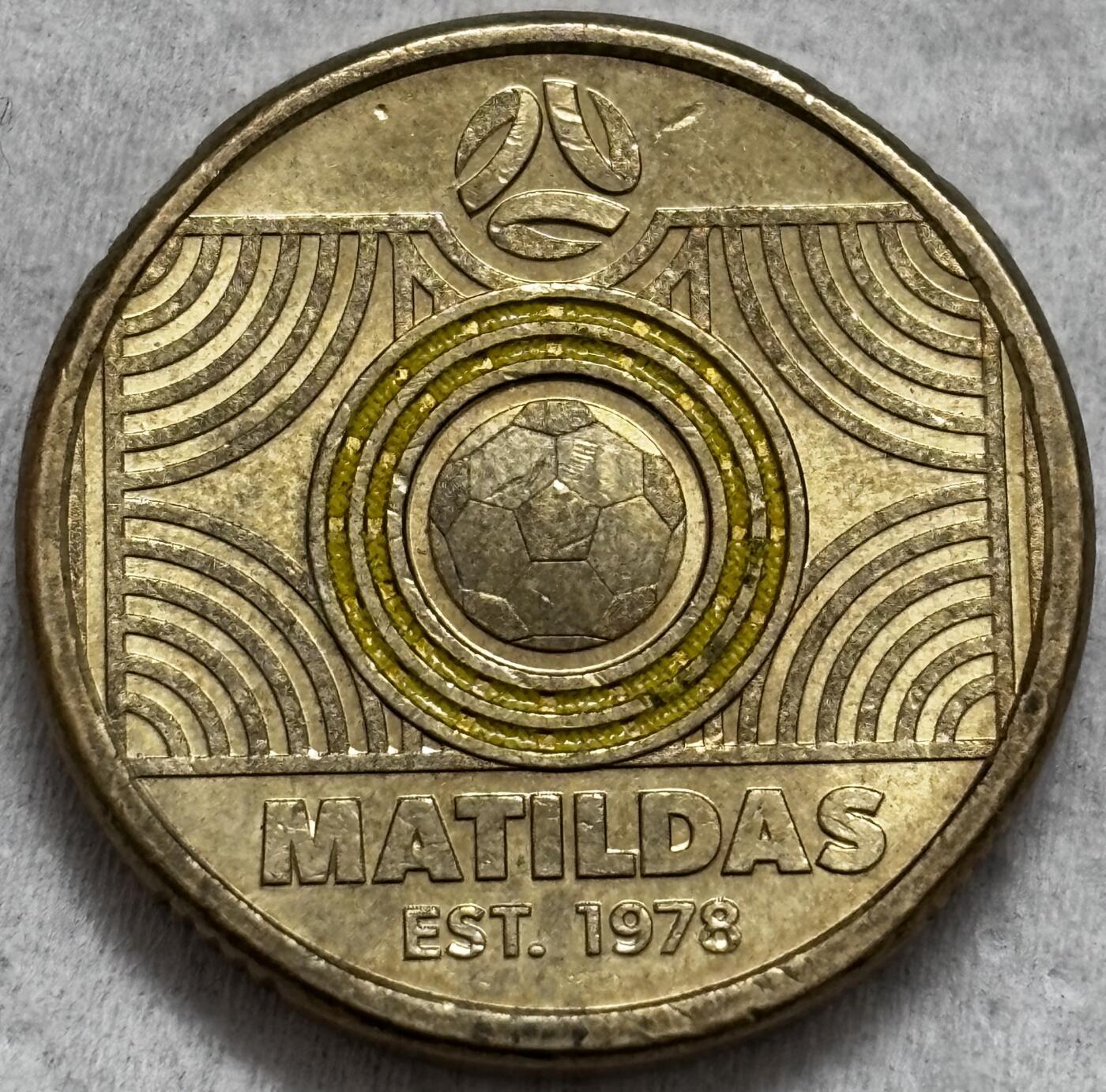 文馨钱币收藏第 296 场，长期接代拍业务 原光好品 1952-2022 澳大利亚足球纪念币 2 元，绝版女王末年