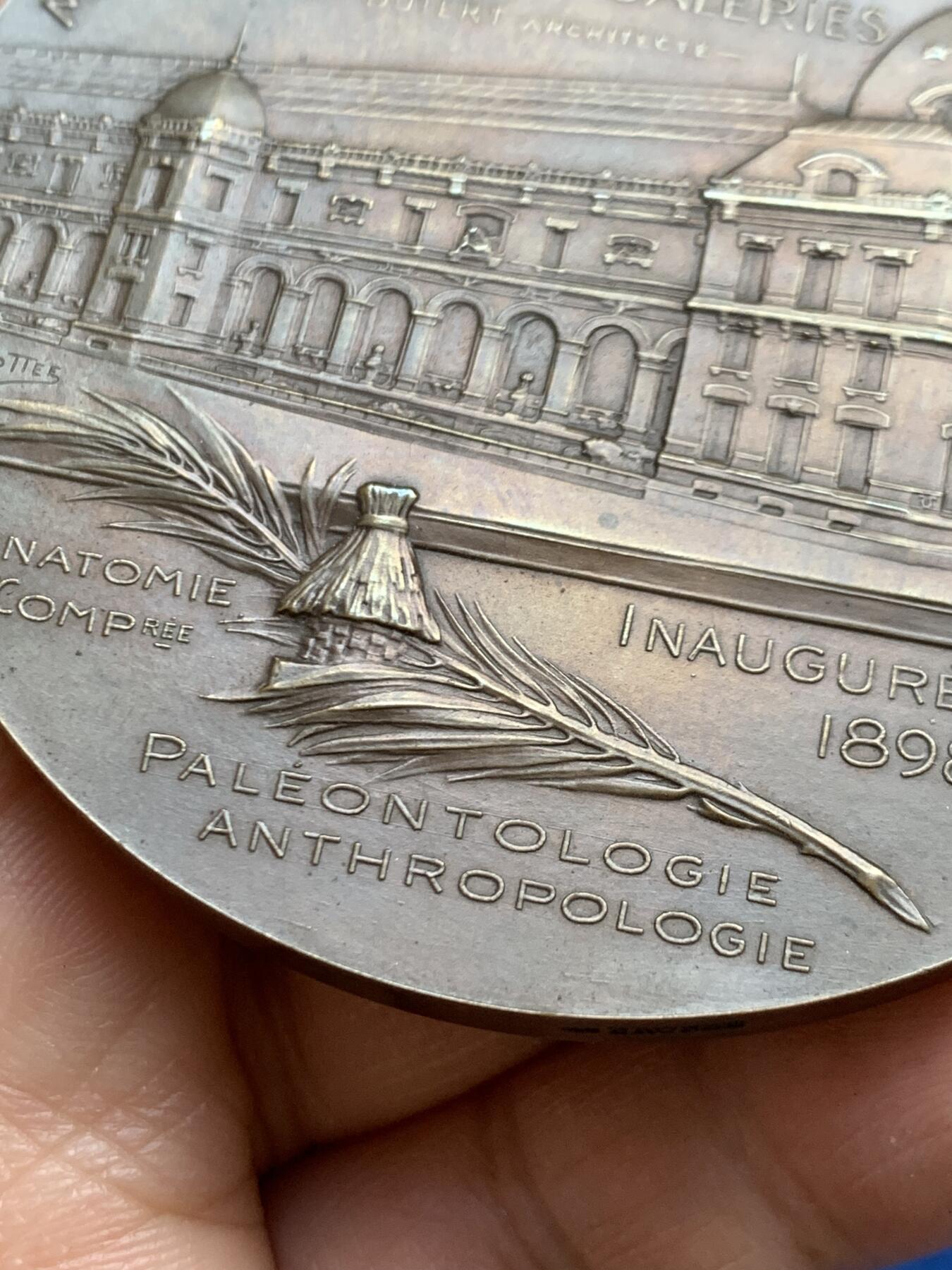 《竞宝斋》第468场 周日，周一 2场连拍 （全场包邮）欢迎送拍 1898年法国巴黎国立自然历史博物馆新馆落成纪念大铜章 148.5克 67.5mm 丰饶角铜标 带原盒 好品 稀有