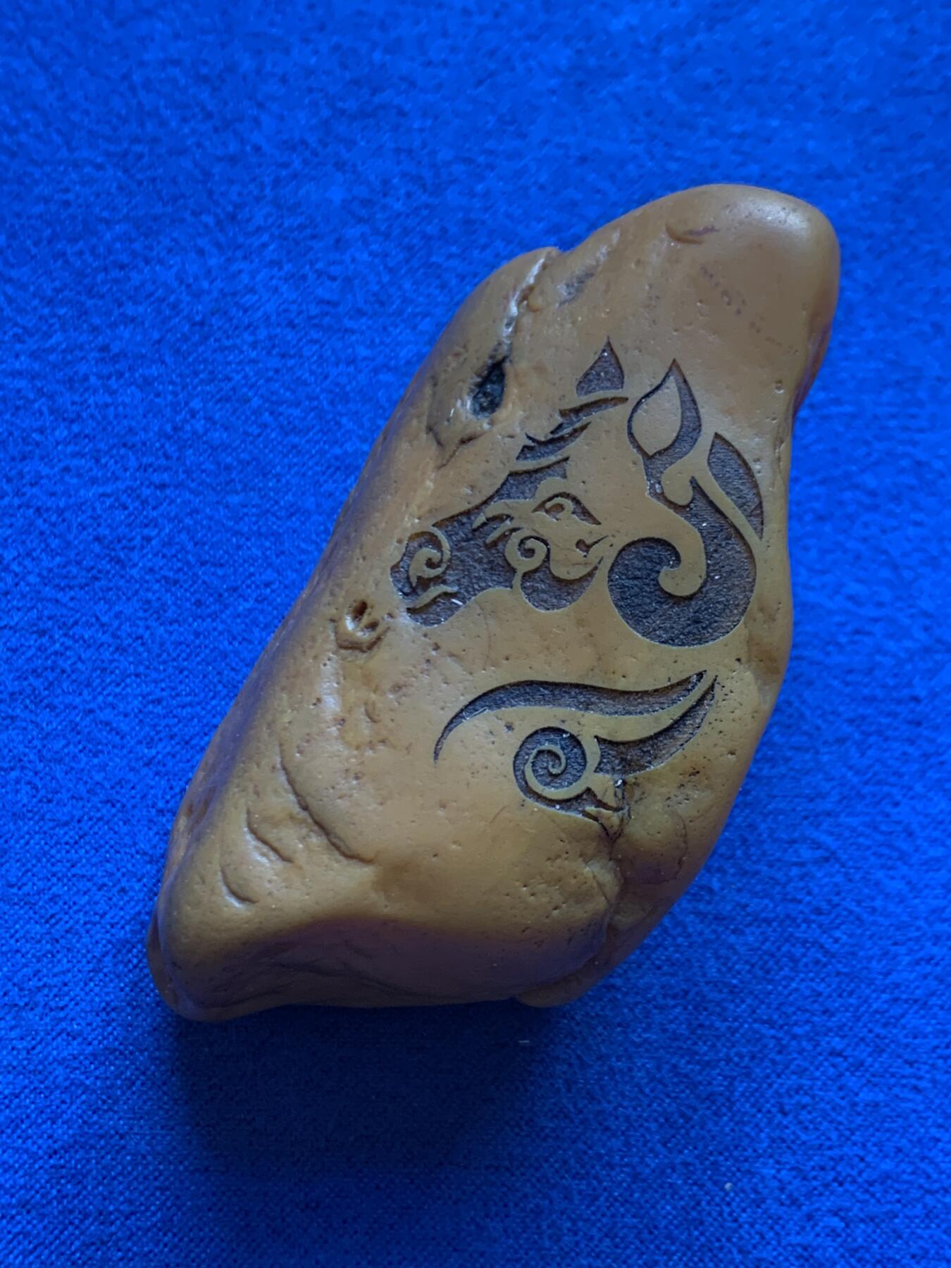 《竞宝斋》第468场 周日，周一 2场连拍 （全场包邮）欢迎送拍 黄蜡石石雕·复古马头印 手把件，原石质地、油性、玉化都很好，太阳光下，内部玉化的肉色可见，重87.9克