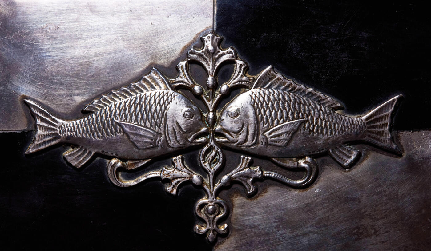 【俄甄集藏】2026年(049)03-18星期三 晚 19:30 全场包邮 日本大正时期银质镶嵌古董烟丝盒，名家宫本作品，长：165mm，宽：100mm，高：43mm，重量：418.4克，925银