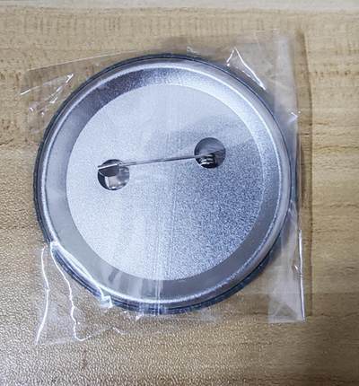 新人福利第一场（0佣收拍中...！！支持卡牌、盲盒各类潮玩） 画猫吧唧徽章一个