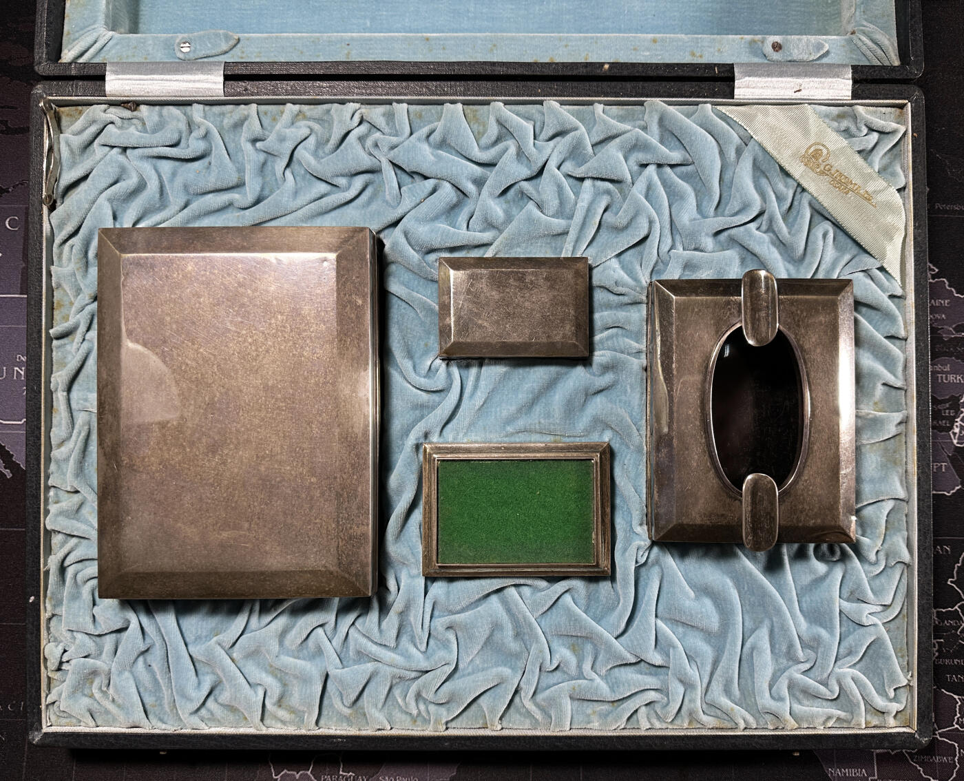 【俄甄集藏】2026年(049)03-18星期三 晚 19:30 全场包邮 日本大正时期奈良生駒製古董银质烟具一套，火柴壳长：57mm，宽：38mm，厚：20mm；烟灰缸长：97mm，宽：73mm，高：40mm；烟丝盒长：135mm，宽：98mm，高：40mm；置物盒长：72mm，宽：50mm，高：15mm，总重量：509.5克，925银