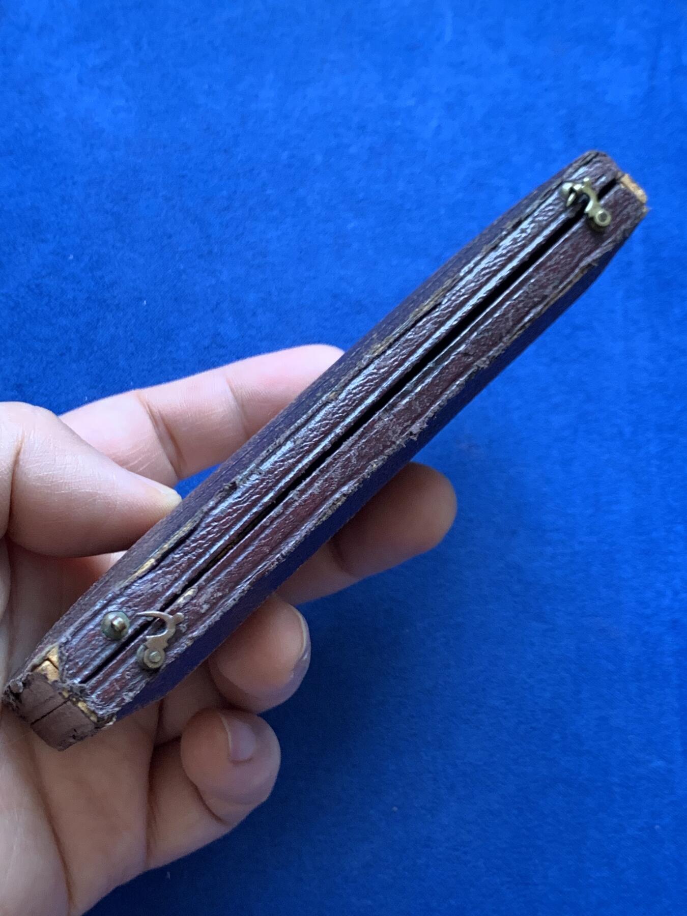 《竞宝斋》第468场 周日，周一 2场连拍 （全场包邮）欢迎送拍 英国19世纪行为良好白色金属镀金奖章，少见的行为良好镀金挂章，正面为丰饶角交叠于蜂房之下，品相好，带原盒，总重约36.1克。