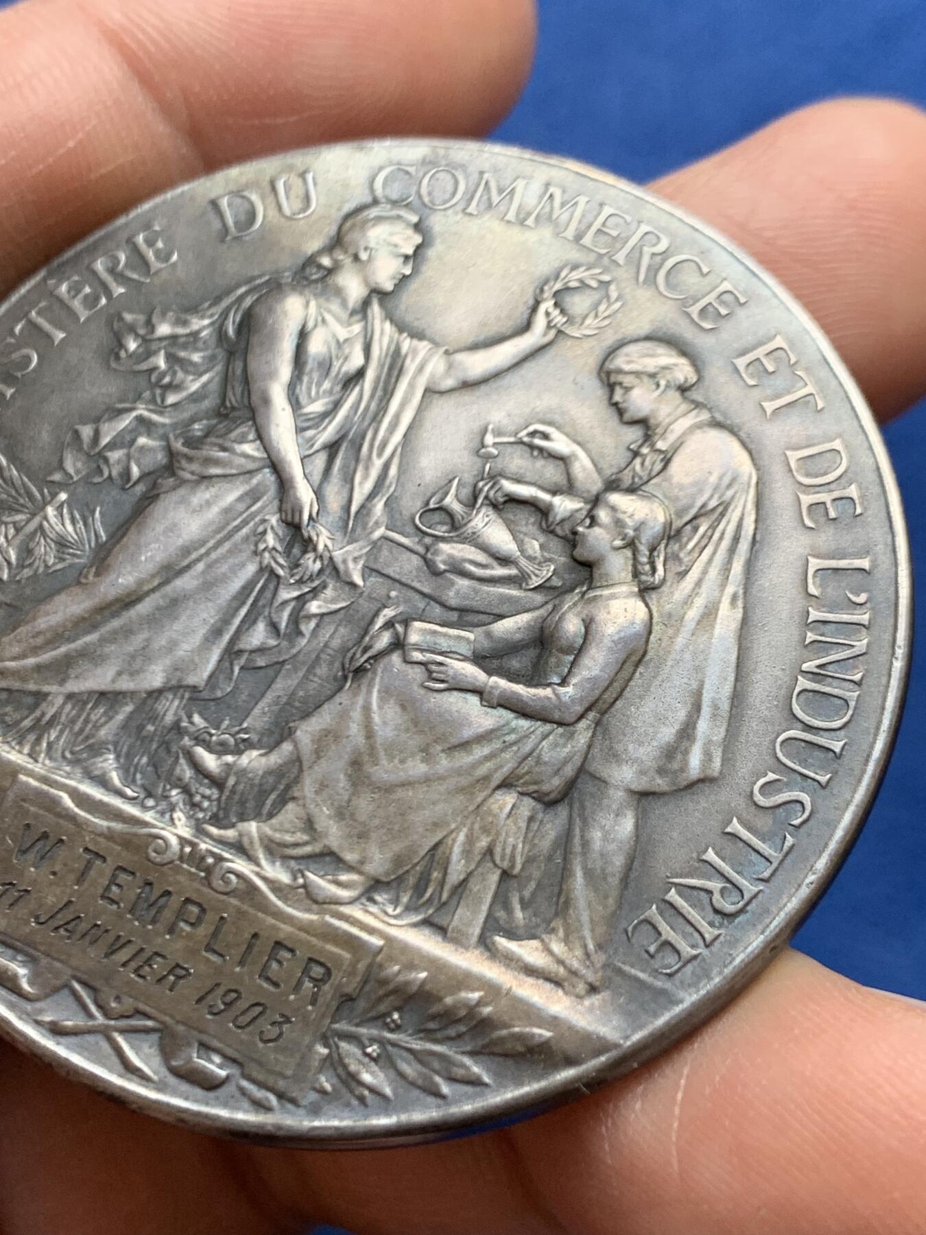 《竞宝斋》第468场 周日，周一 2场连拍 （全场包邮）欢迎送拍 1903年法国商业和工业部博雷尔大银章，少见品，带原盒，名家”Borrel“雕刻品相佳。正面雕刻花环玛丽安娜女神像，背面则是玛丽安娜女神为工人及商人授予桂冠。细节满满。铭文”工商联合会”，“艺术麦朵尔收录经典名章”，直径：50mm，重：60.5g，丰饶角银标