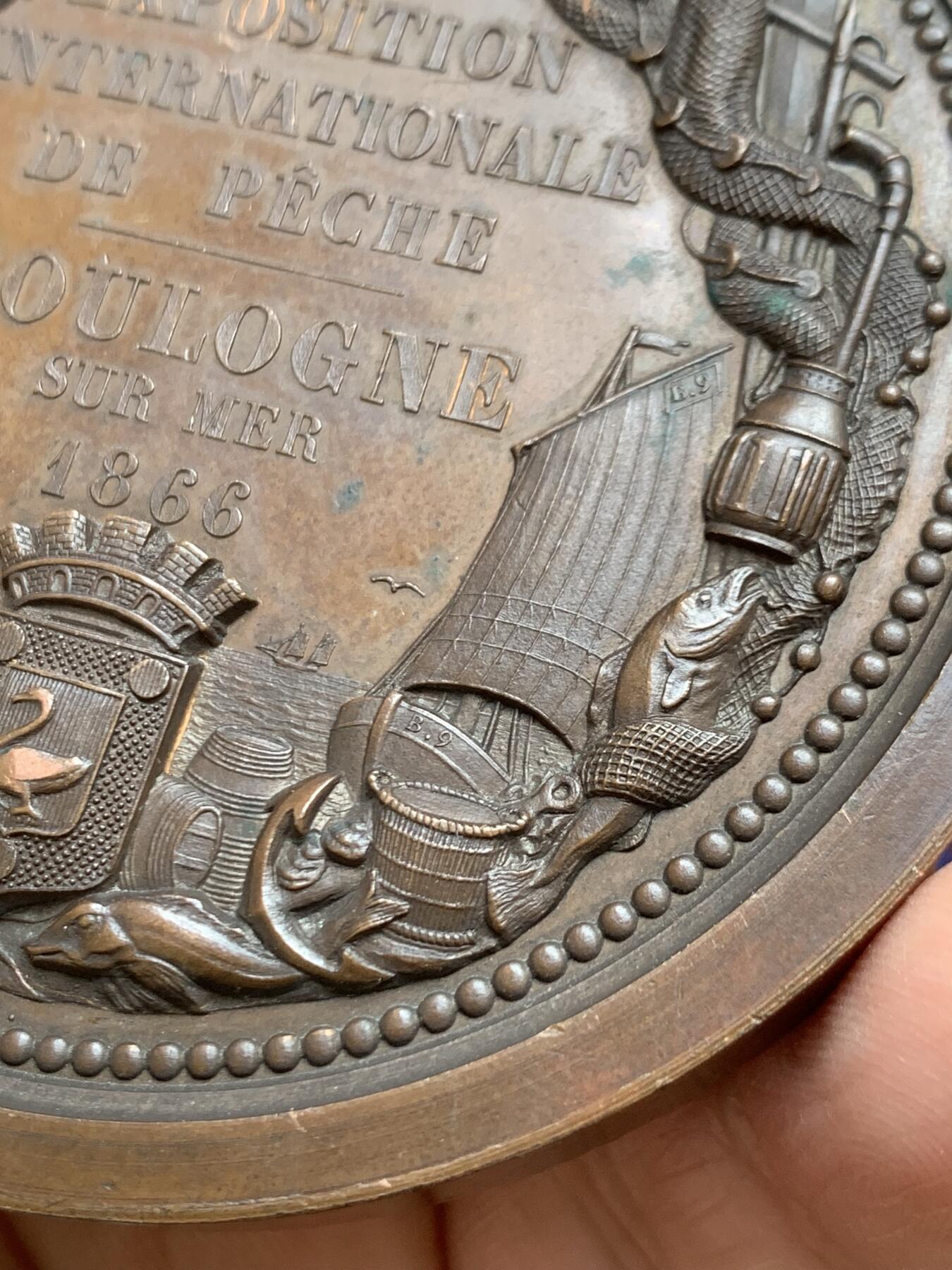 《竞宝斋》第468场 周日，周一 2场连拍 （全场包邮）欢迎送拍 1866年法兰西第二帝国滨海布洛涅国际渔业博览会纪念大铜章 254.1克 81mm 蜜蜂铜 原铸章 作者阿尔菲·杜布瓦，此枚以渔业为主题的奖章极为罕见。高品好细节，双面超高浮雕。