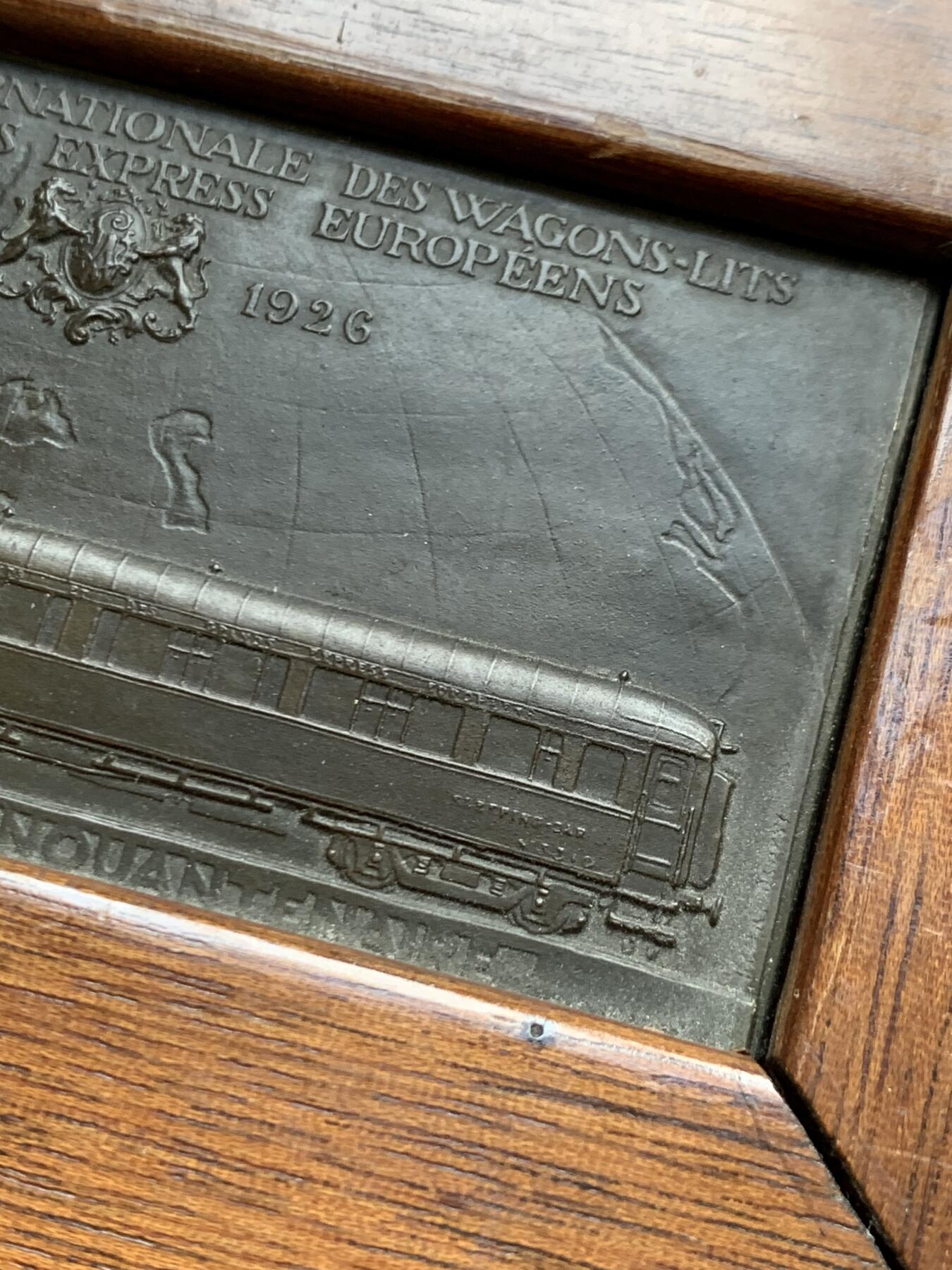 《竞宝斋》第468场 周日，周一 2场连拍 （全场包邮）欢迎送拍 1926年H.德罗普西设计法国国际卧铺车与欧洲大东方快车公司成立五十周年纪念高浮雕铜方章，本章工艺复杂，其中世界地图采用阴刻法，值得收藏。已装裱，可拆卸。总重227.8克，尺寸约104*150mm