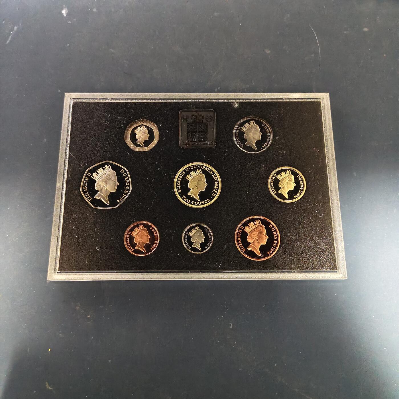 【全场包邮】纯粹捡漏拍511场 英国1994年官方精制套币-塑盒带证书-含2镑英格兰银行300周年+1镑苏格兰狮徽+50便士D-DAY五十周年（获奖币）精制纪念币