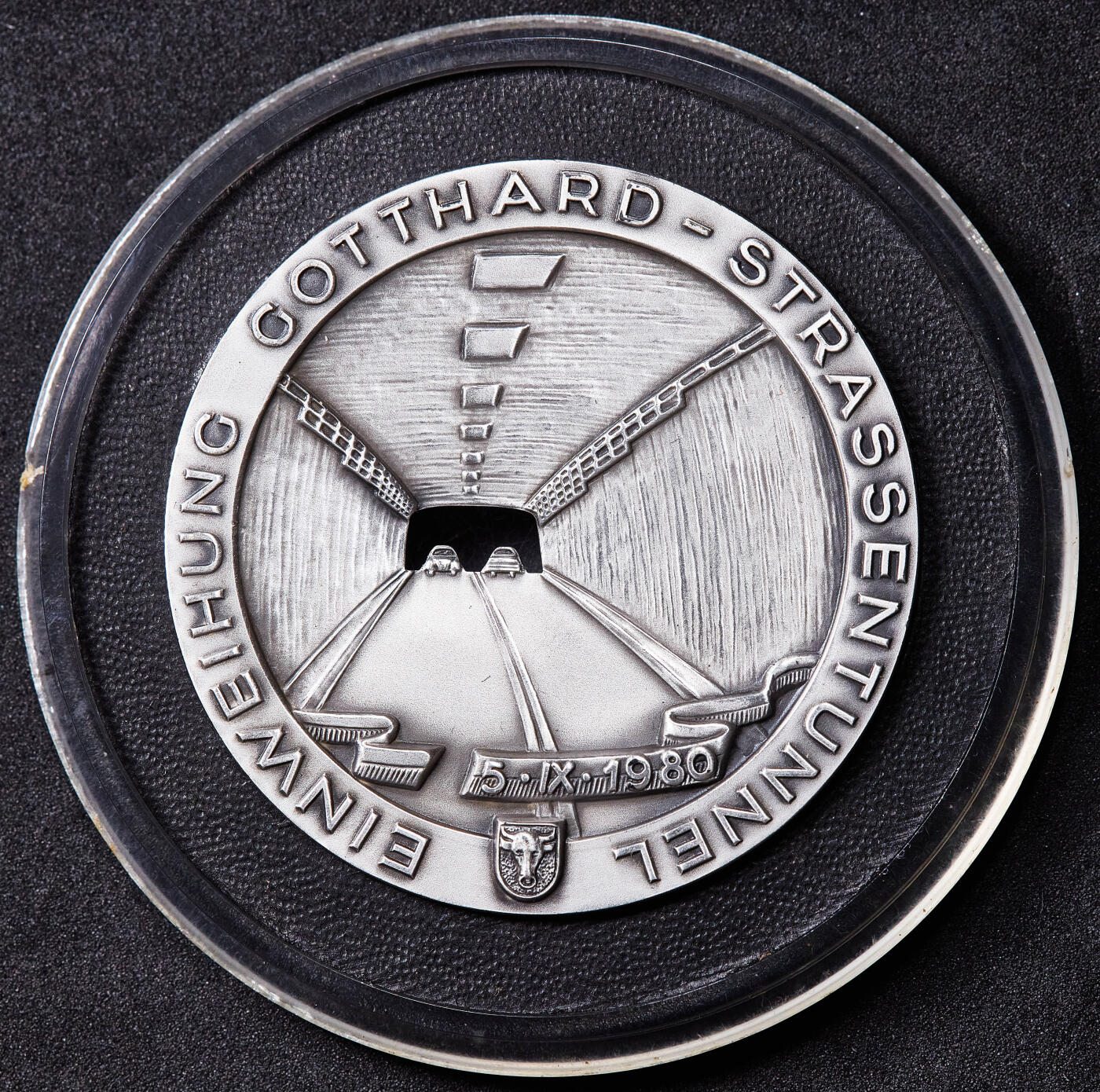 【俄甄集藏】2026年(049)03-18星期三 晚 19:30 全场包邮 瑞士1980年纪念连接德国、法国，瑞士、意大利的圣哥达公路隧道建成通车复古镂空大银章，直径：50mm，重量：71.8克，设计精美，999银