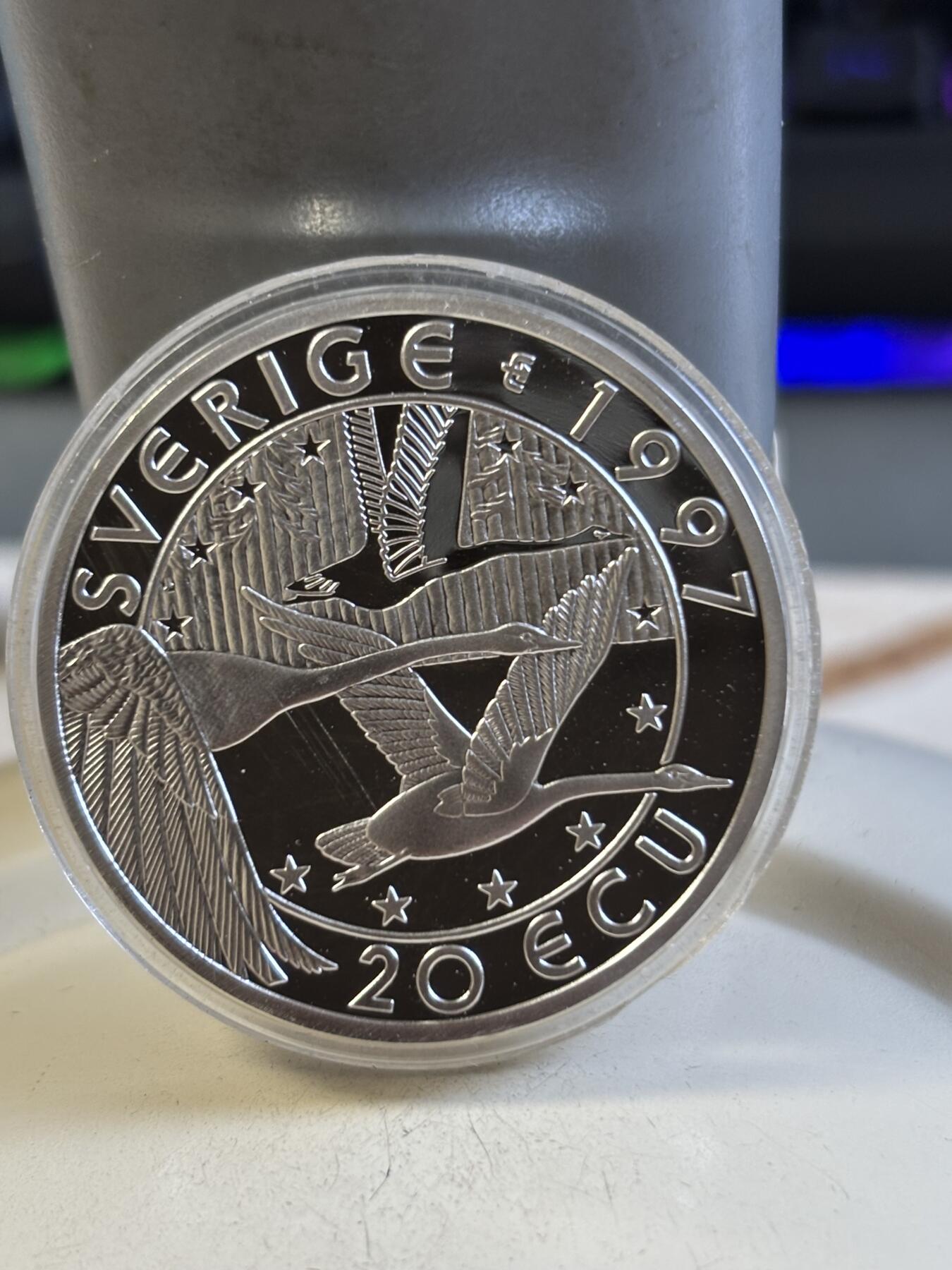 第193期拍卖 瑞典1997年人物20埃居纪念大银币，925银，27克，有点小瑕疵，