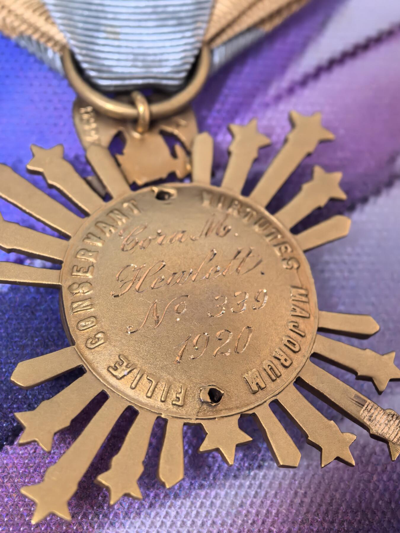 美德苏勋章奖章拍卖 本次各种都有 取消了保留价模式  德因原因只上2-3图 具体的想要的请联系我要完整图。都经过讨论未标明则全部是原品，保真 放心拍。3月4日晚上九点结束在麦稀奇 找不到的加我qq或者微信都是184277308备注苏章拍卖。 美国殖民贵妇人全国协会 新罕布什尔州 会员章 14k金 整体17克  背面有得主信息 感兴趣的可以查 肯定是知名人物 编号 1920年颁发 有14K金标识 制造商BB&B 专门制作高品质政府章 非常稀有 不是后期镀金版本