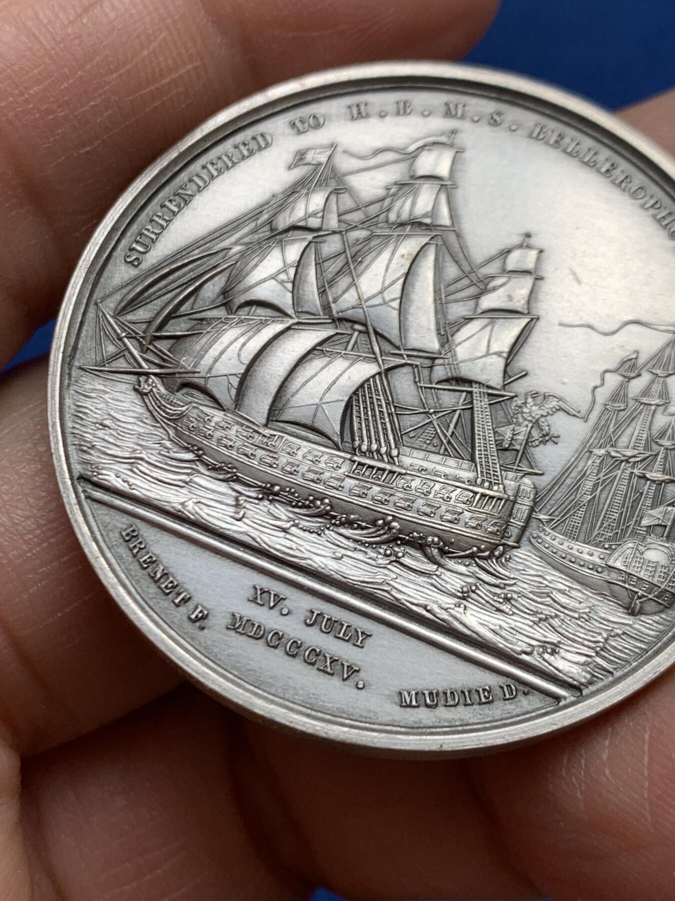 《竞宝斋》第468场 周日，周一 2场连拍 （全场包邮）欢迎送拍 拿破仑1815年在柏勒洛丰号战舰上向英国投降纪念银章，该银章为1969年后铸版本，少见品。直径：40.6mm，重：39.6g，丰饶角2银标