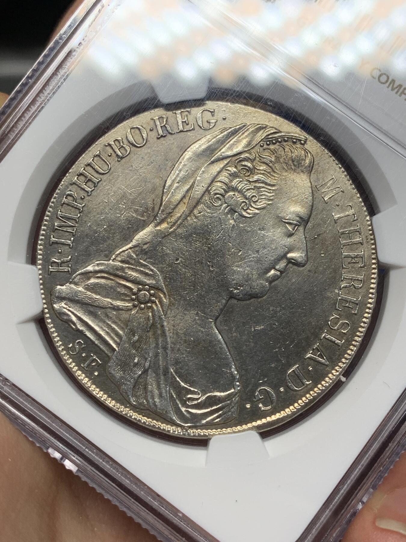 《竞宝斋》第468场 周日，周一 2场连拍 （全场包邮）欢迎送拍 NGC AU 少见1815至1828年米兰版玛丽亚特蕾莎贸易银币经典“中心正圆九珍珠”披风针，目录编号：哈夫纳36a。该版本为女皇逝世后，为了迎合近中东贸易货币使用习惯，由奥属意大利米兰造币厂铸造的版本，主要流通于北非、中东地区，是历史上真正参与流通的行用币！背面为减重痕。