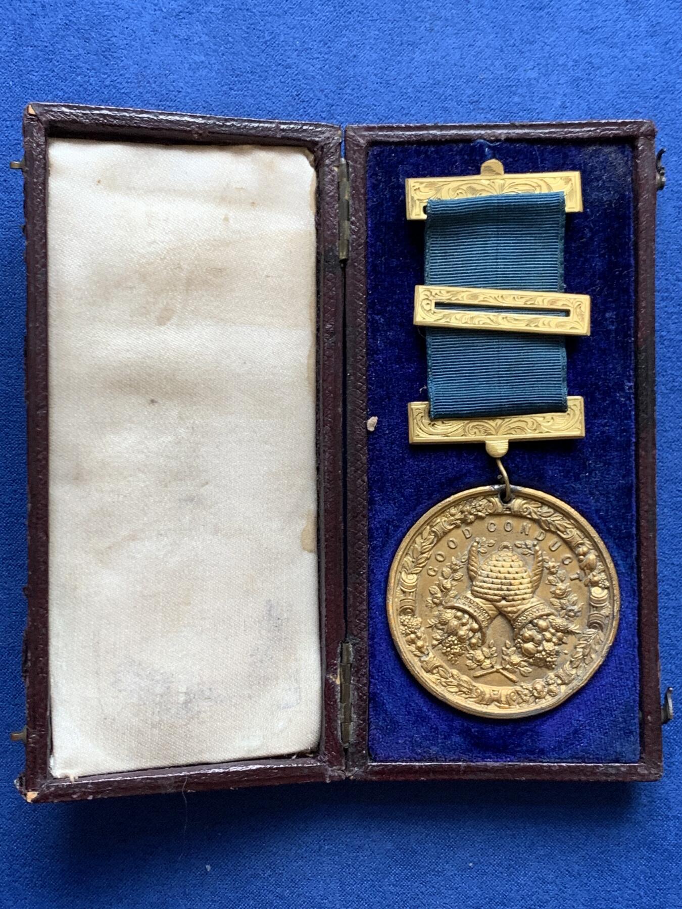 《竞宝斋》第468场 周日，周一 2场连拍 （全场包邮）欢迎送拍 英国19世纪行为良好白色金属镀金奖章，少见的行为良好镀金挂章，正面为丰饶角交叠于蜂房之下，品相好，带原盒，总重约36.1克。