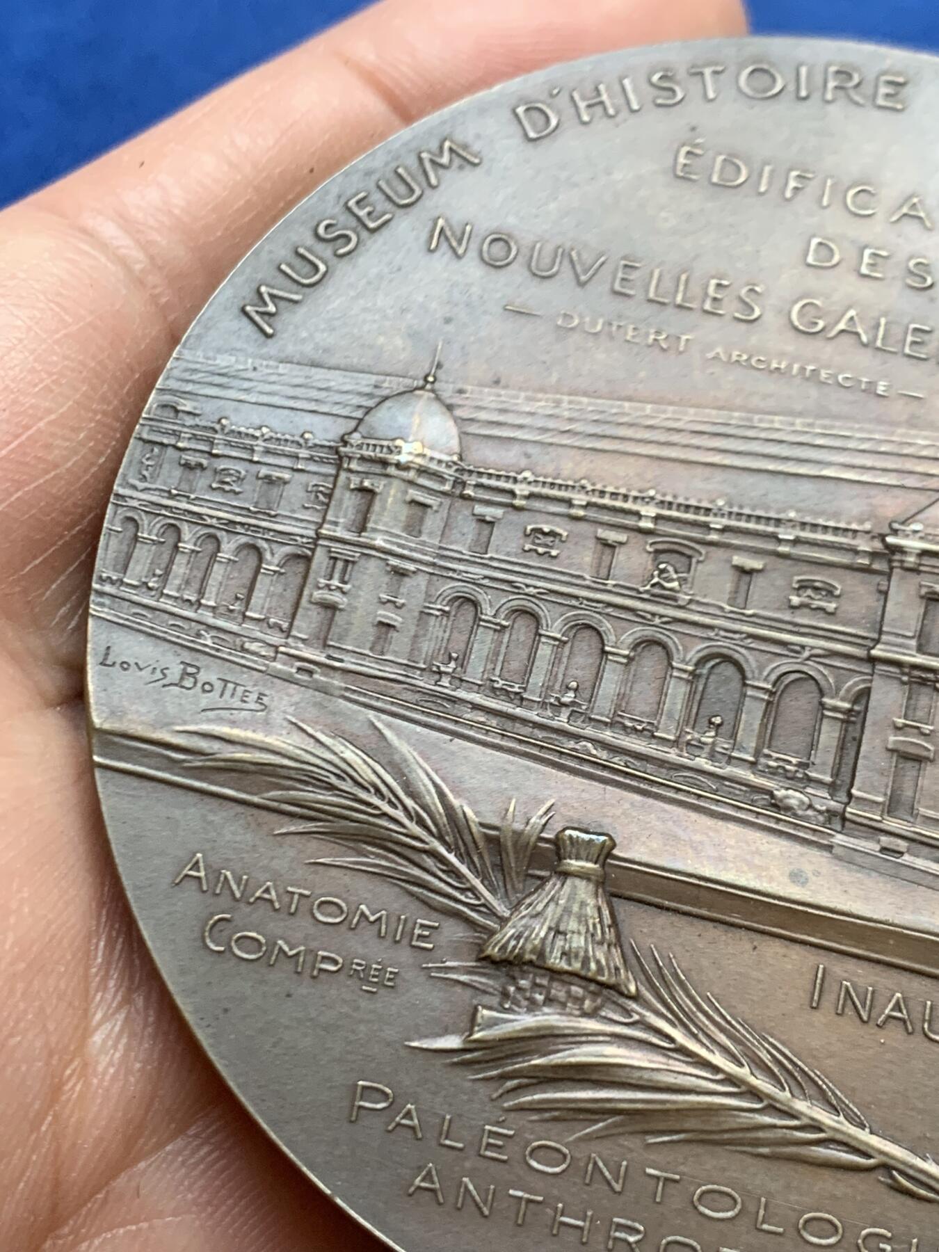 《竞宝斋》第468场 周日，周一 2场连拍 （全场包邮）欢迎送拍 1898年法国巴黎国立自然历史博物馆新馆落成纪念大铜章 148.5克 67.5mm 丰饶角铜标 带原盒 好品 稀有