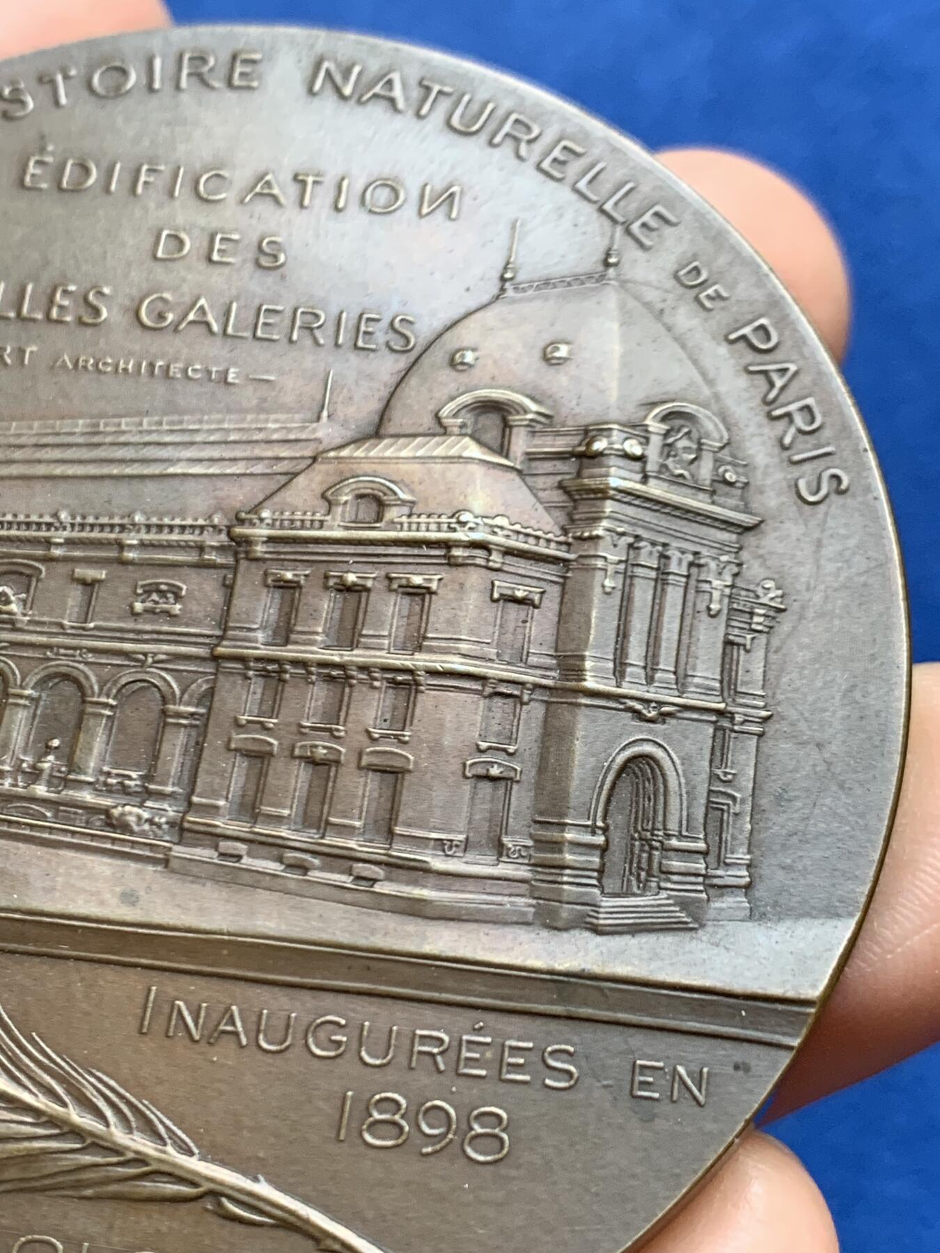 《竞宝斋》第468场 周日，周一 2场连拍 （全场包邮）欢迎送拍 1898年法国巴黎国立自然历史博物馆新馆落成纪念大铜章 148.5克 67.5mm 丰饶角铜标 带原盒 好品 稀有