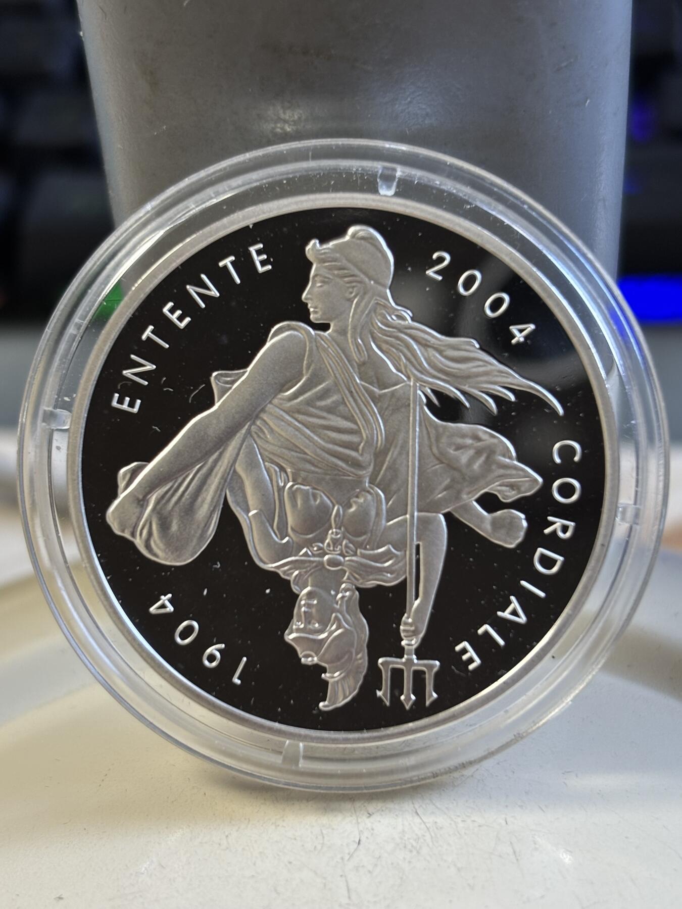 第193期拍卖 英国法国2004年英法友好协议100年纪念银币2枚套装，英国925银，28.28克，法国900银，22.2克