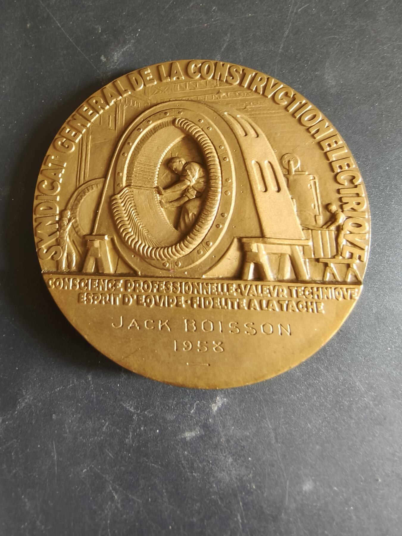 老王徽章第186期 法国电气施工行业总工会大铜章      原盒     直径66mm    重量157.2g