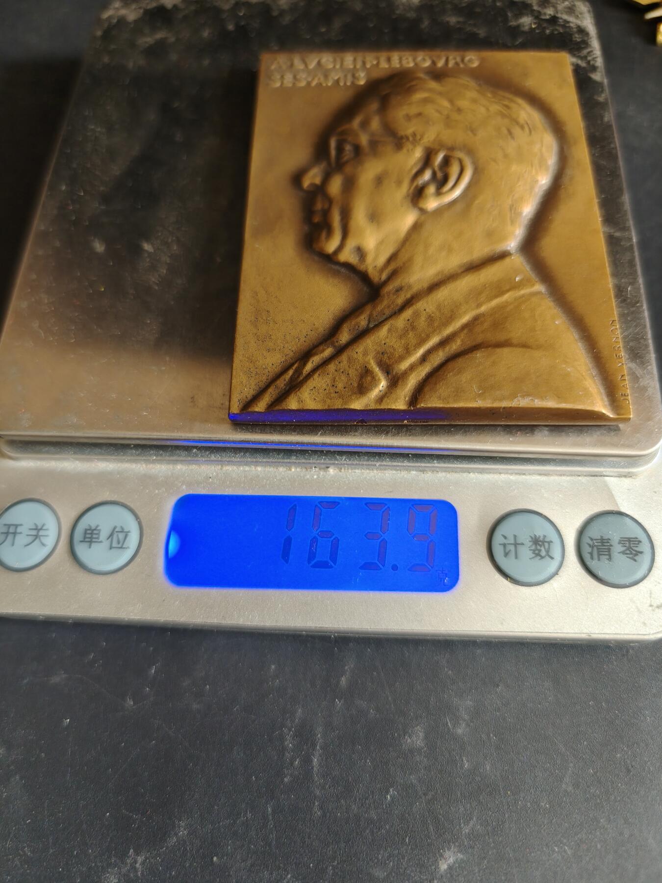 老王徽章第186期 法国口腔医学发展五十周年方形大铜章     大师维农作品     尺寸72×53mm     重量163.9g