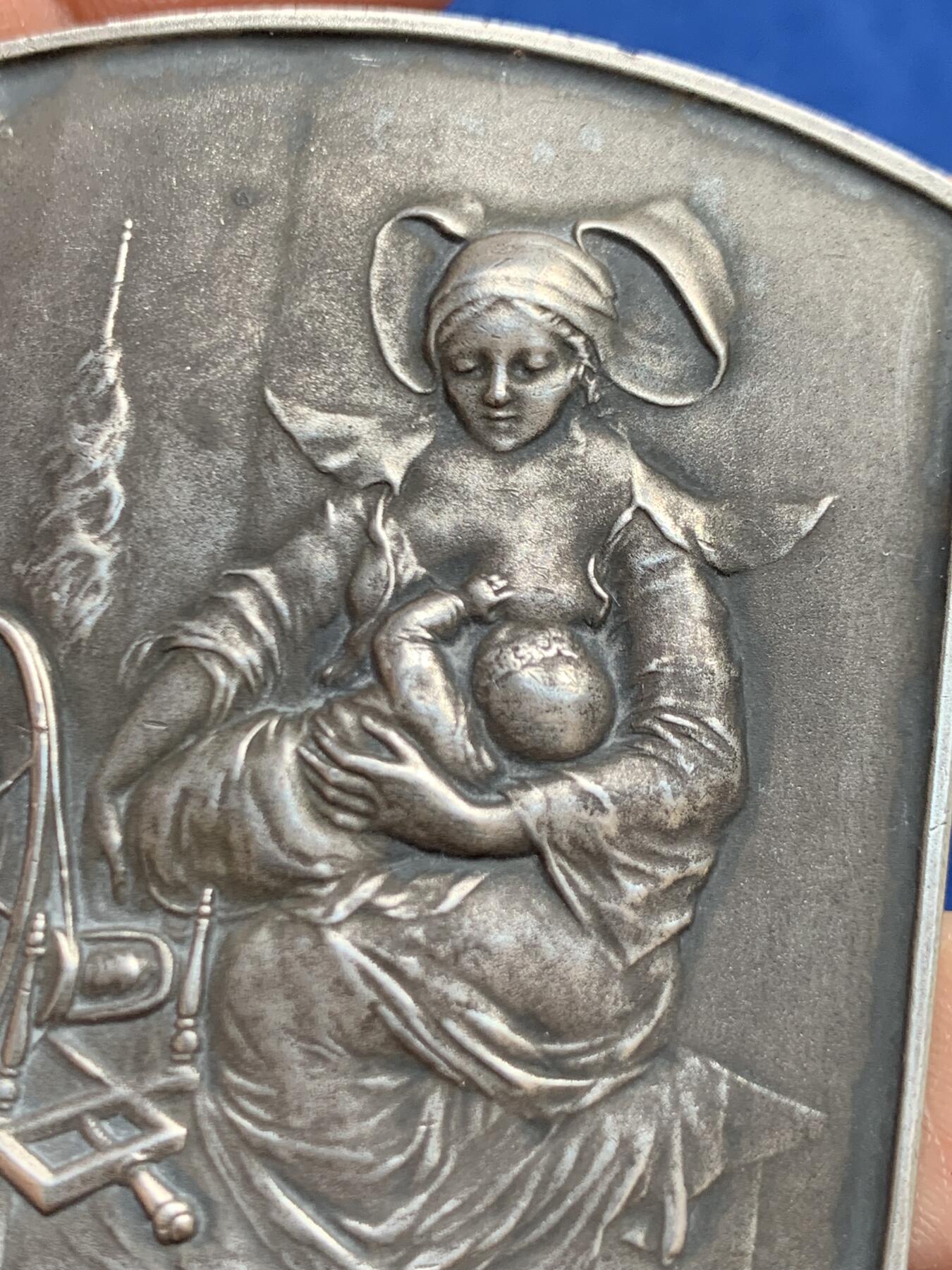 《竞宝斋》第468场 周日，周一 2场连拍 （全场包邮）欢迎送拍 名家名作Legastelois作《母爱》纪念大银章 111.3克 63*52.3mm 丰饶角2银标