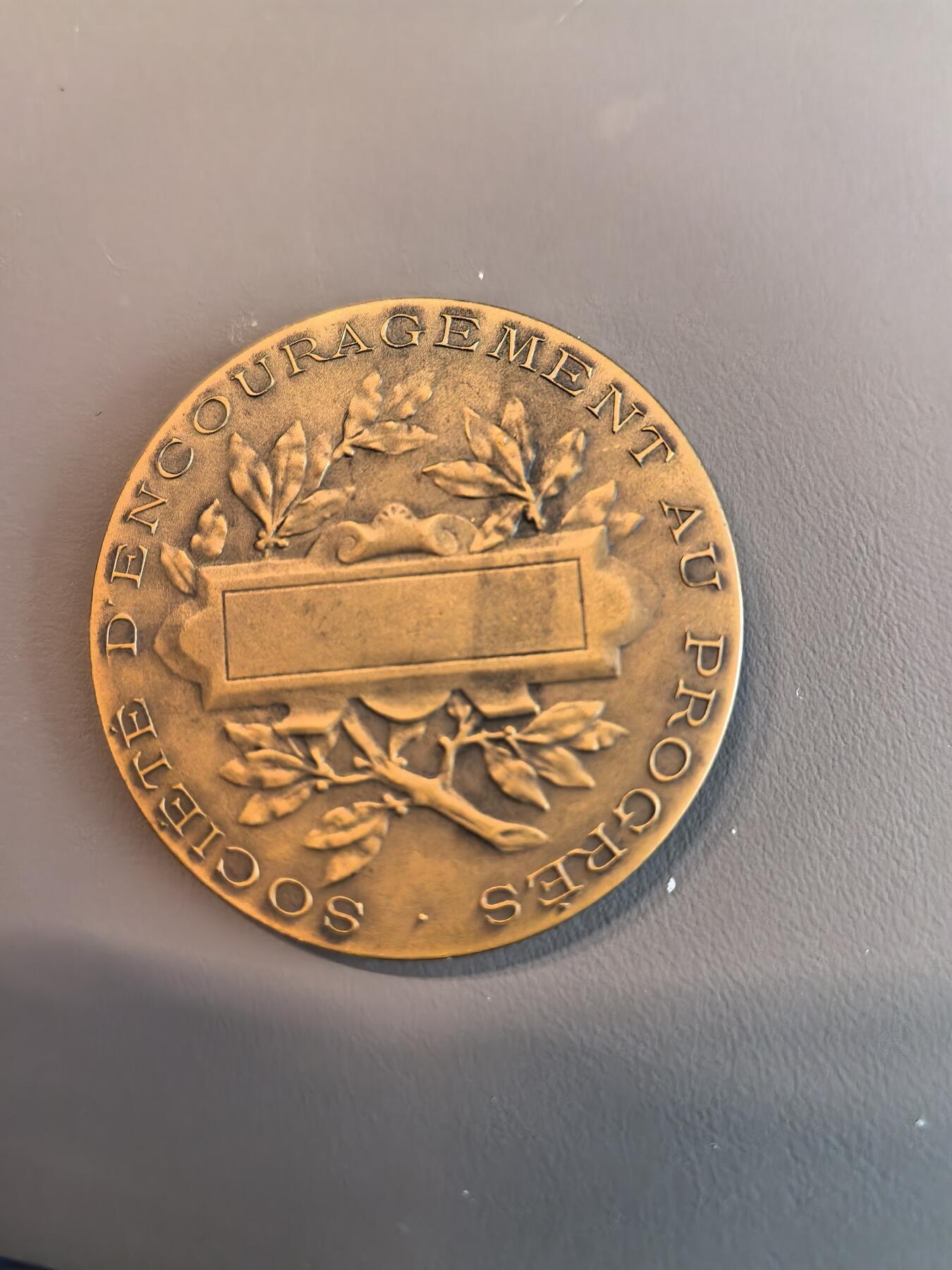 欧洲微章、铜章、银章和银币第三场 法国第三共和国时期的**“进步协会奖章”（Médaille de la Société d'Encouragement au Progrès）**，也被称为“法国进步协会奖章”。 雕刻师：路易-亚历山大·博泰（Louis-Alexandre Bottée, 1852-1940），法国著名的新艺术风格章牌雕刻家