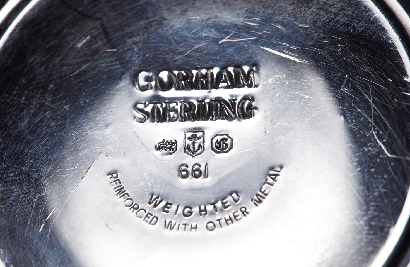 【俄甄集藏】2026年(049)03-18星期三 晚 19:30 全场包邮 英国1967年银婚纪念古董银烛台2支一对，底座直径：95mm，高：85mm，口直径：50mm，重量：629.5克，烛台有配重，有使用痕迹，925银，含银比重约20%