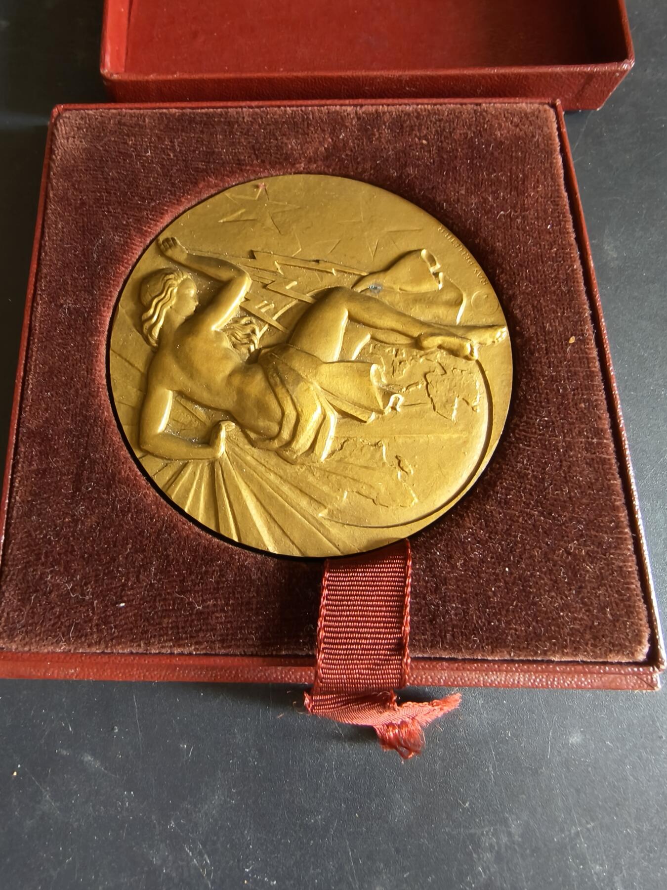 老王徽章第186期 法国电气施工行业总工会大铜章      原盒     直径66mm    重量157.2g