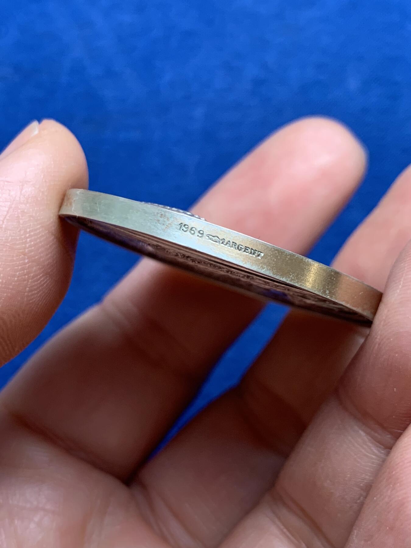 《竞宝斋》第468场 周日，周一 2场连拍 （全场包邮）欢迎送拍 拿破仑1815年在柏勒洛丰号战舰上向英国投降纪念银章，该银章为1969年后铸版本，少见品。直径：40.6mm，重：39.6g，丰饶角2银标