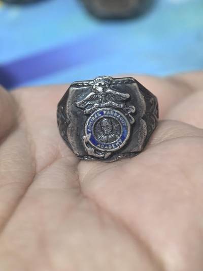 美德苏勋章奖章拍卖 本次各种都有 取消了保留价模式  德因原因只上2-3图 具体的想要的请联系我要完整图。都经过讨论未标明则全部是原品，保真 放心拍。3月4日晚上九点结束在麦稀奇 找不到的加我qq或者微信都是184277308备注苏章拍卖。 - 美国二战时期法拉古特舰队上将学院 纯银戒指 美国唯一一所荣誉海军学院 二战军版原品 非常稀有 内部有纯银标识