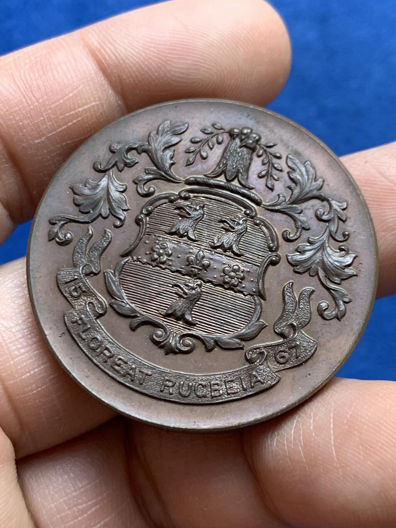 《竞宝斋》第468场 周日，周一 2场连拍 （全场包邮）欢迎送拍 英国19世纪拉格比公学（1567年办学，英国九大公学之一）无铭文铜章，盾徽细腻漂亮，整体铜光均匀，34.4克，38.9mm，带原盒