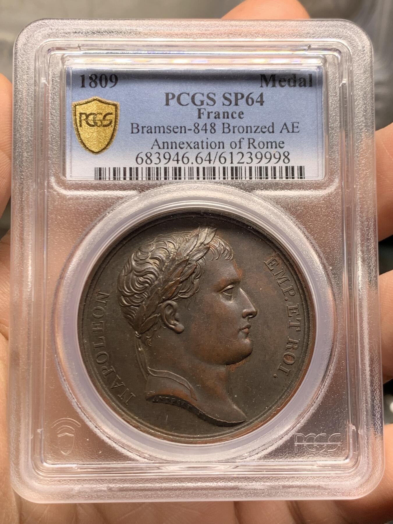 《竞宝斋》第468场 周日，周一 2场连拍 （全场包邮）欢迎送拍 亚军分 PCGS SP64 亚军分  法国1809 拿破仑一世法兰西帝国兼并罗马原铸铜章 巴黎造币厂 巧克力包浆 台伯河之神倚靠着双耳壶流淌出河水，右手握船桨，左臂握着丰饶角，脚下是罗马象征的母狼与双胞胎 ，背景山丘上有朱庇特神庙，帝国之鹰紧紧攥着闪电权杖盘旋于上空，1809年不可一世的拿皇兼并了教皇国的领土，囚禁了教皇庇护七世，仅一枚65更高分 加厚盒装