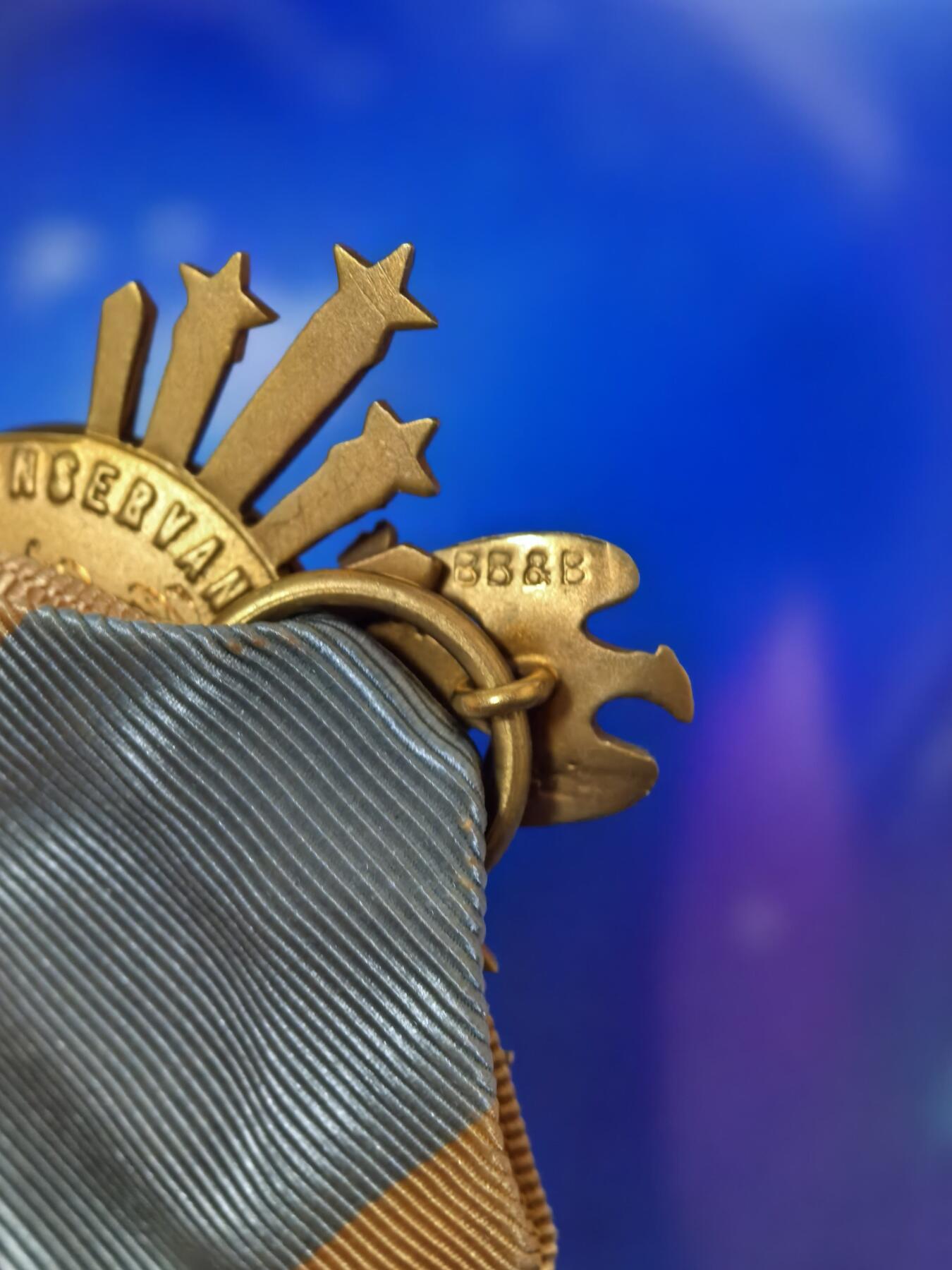 美德苏勋章奖章拍卖 本次各种都有 取消了保留价模式  德因原因只上2-3图 具体的想要的请联系我要完整图。都经过讨论未标明则全部是原品，保真 放心拍。3月4日晚上九点结束在麦稀奇 找不到的加我qq或者微信都是184277308备注苏章拍卖。 美国殖民贵妇人全国协会 新罕布什尔州 会员章 14k金 整体17克  背面有得主信息 感兴趣的可以查 肯定是知名人物 编号 1920年颁发 有14K金标识 制造商BB&B 专门制作高品质政府章 非常稀有 不是后期镀金版本