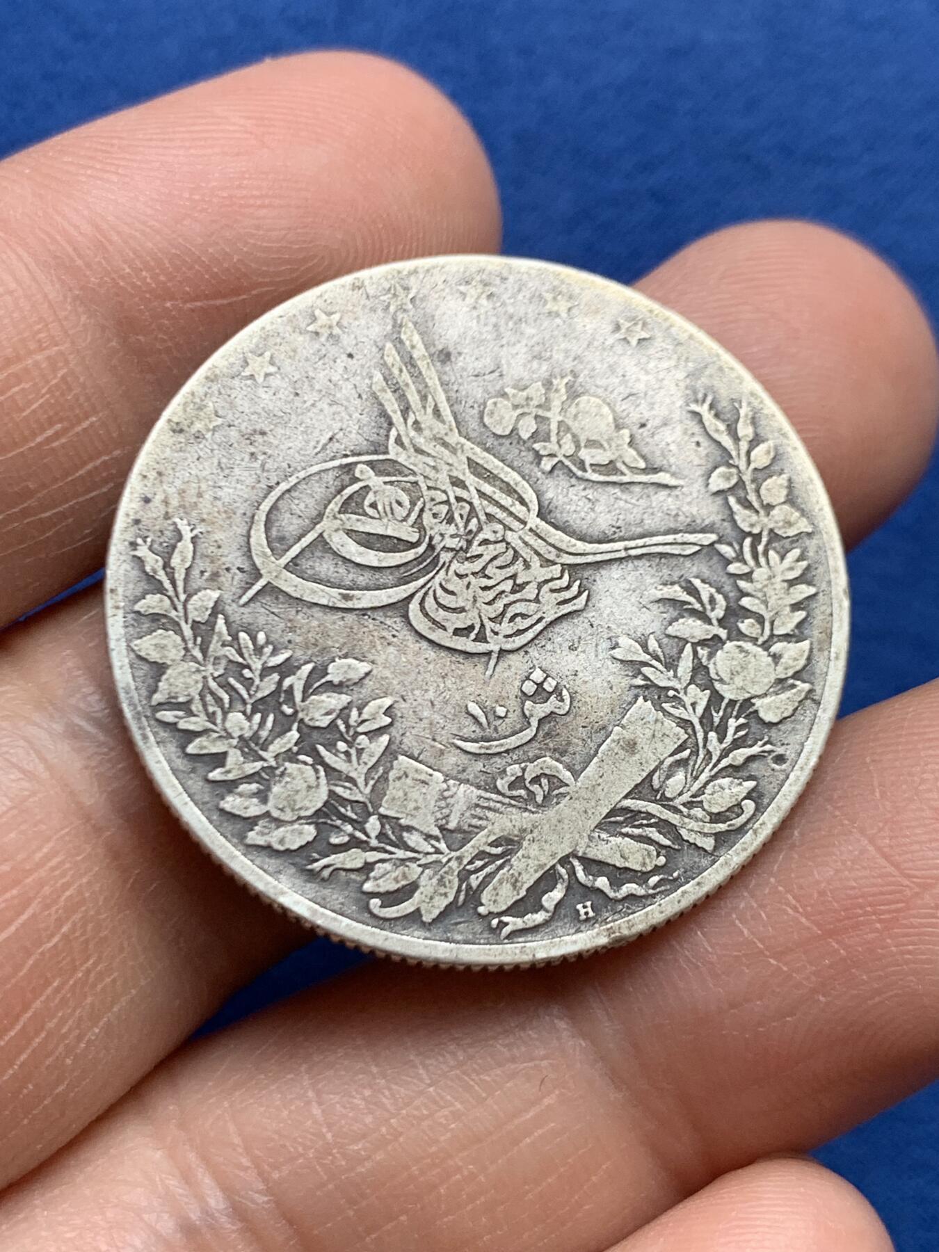 《竞宝斋》第468场 周日，周一 2场连拍 （全场包邮）欢迎送拍 三枚一组 银币：南非德兰士瓦共和国 1897年1先令 + 1896年2先令，大佬黑 + 奥斯曼 埃及10Q，细节见图，共30.15克