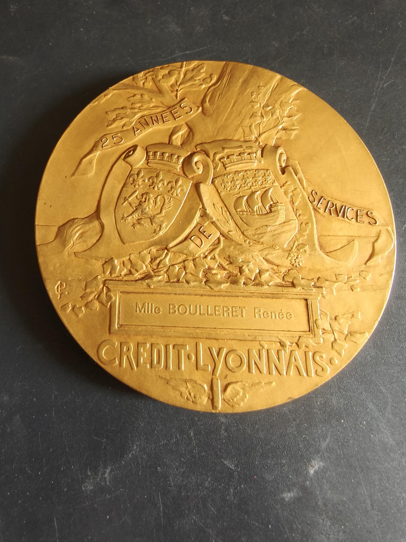 老王徽章第186期 法国里昂信贷银行25年服务镀金大铜章    原盒    大师皮列作品     直径80mm    重量285g
