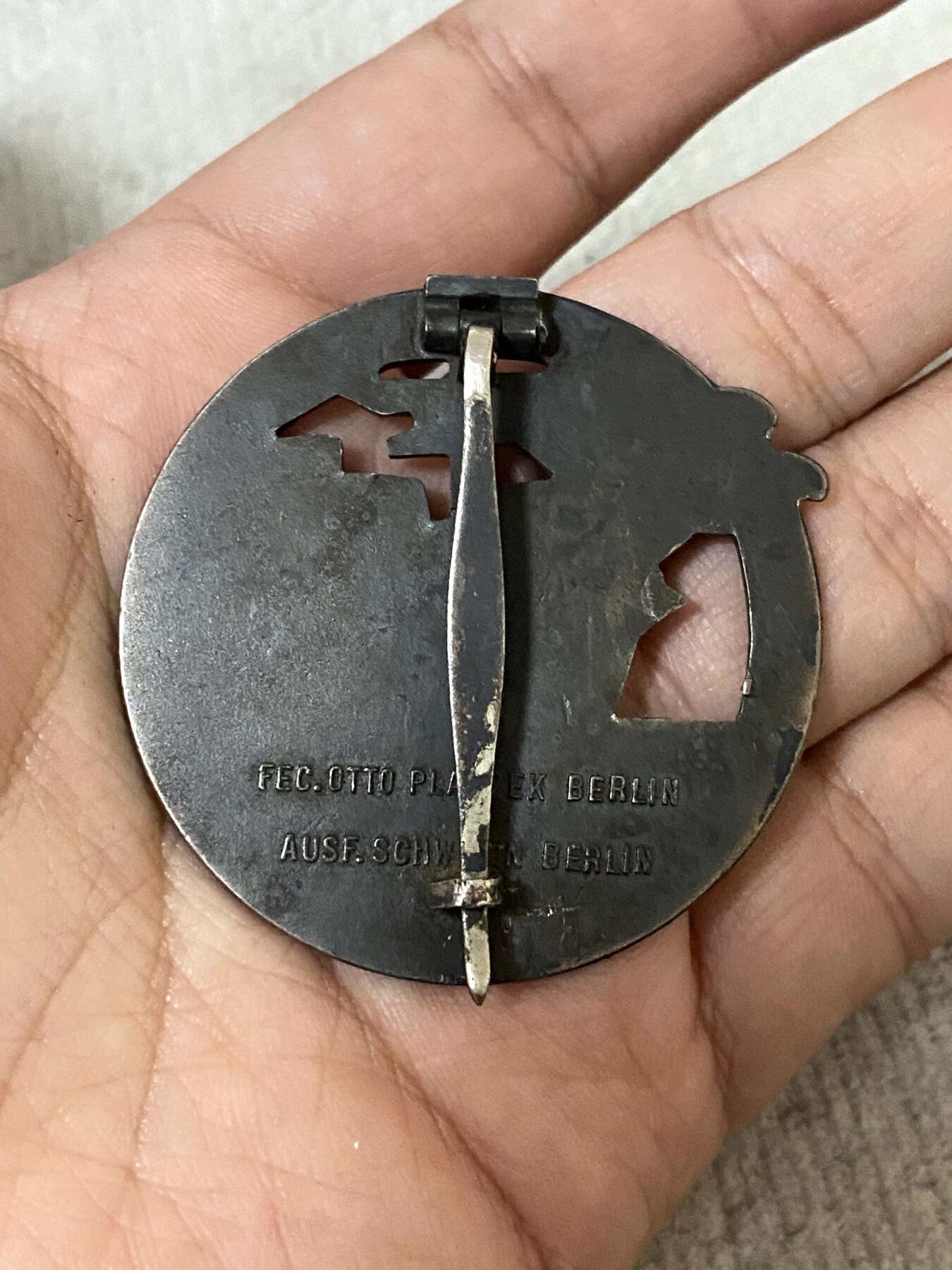 美德苏勋章奖章拍卖 本次各种都有 取消了保留价模式  德因原因只上2-3图 具体的想要的请联系我要完整图。都经过讨论未标明则全部是原品，保真 放心拍。3月4日晚上九点结束在麦稀奇 找不到的加我qq或者微信都是184277308备注苏章拍卖。 珍爱和平 德 突破封锁章 设计生产双标 存世量非常少 为最具辨识度和保真的施韦林厂版本 详细图标记图请加微要  品相非常好 厂标清晰 非常稀少  品相如图 实物实拍，所见即所得，售出非真假问题不退不换