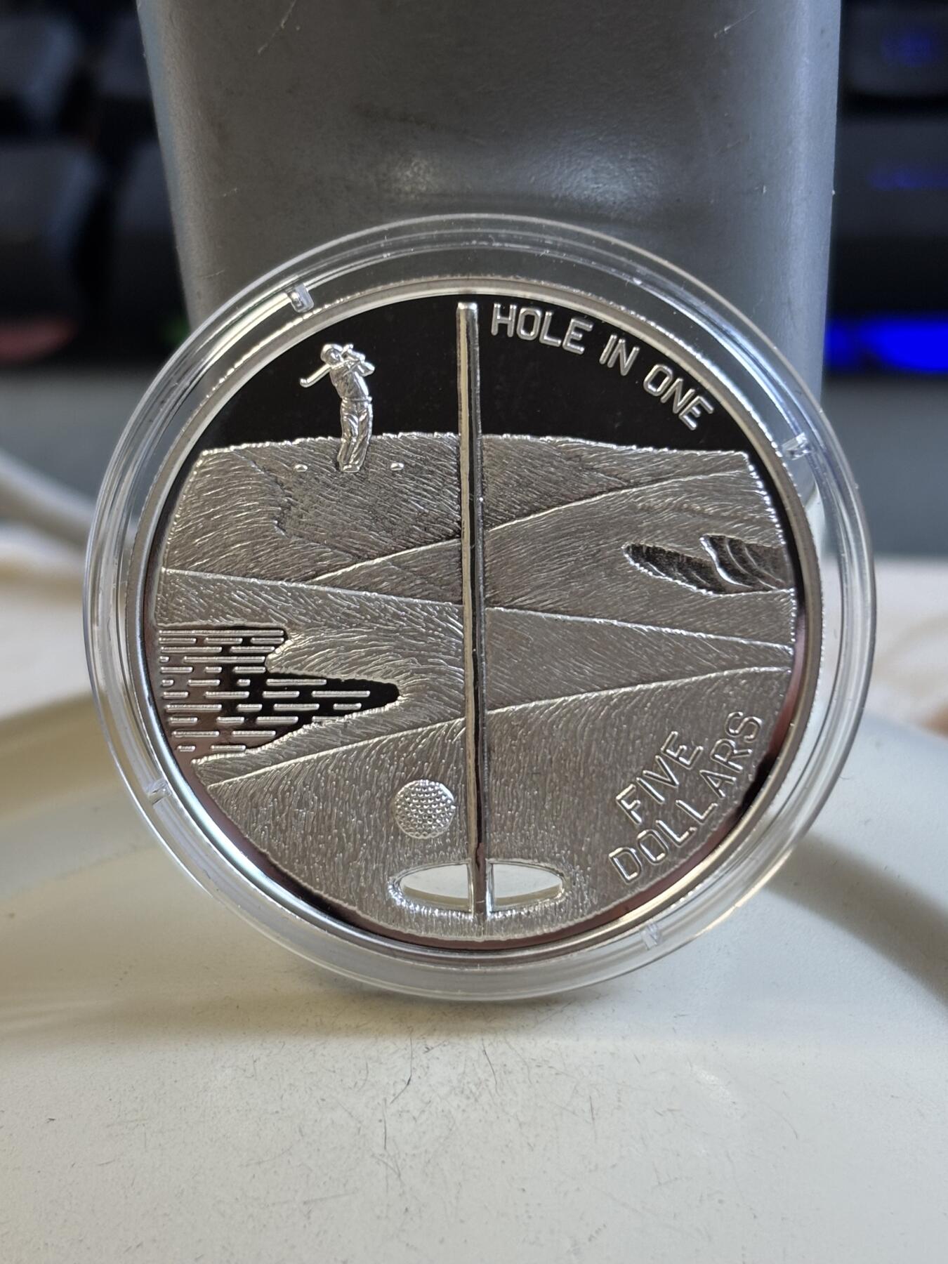 第193期拍卖 获奖巴哈马1994年高尔夫一杆进洞纪念银币带证书，999银，获得克劳斯1996年度最佳创意币大奖