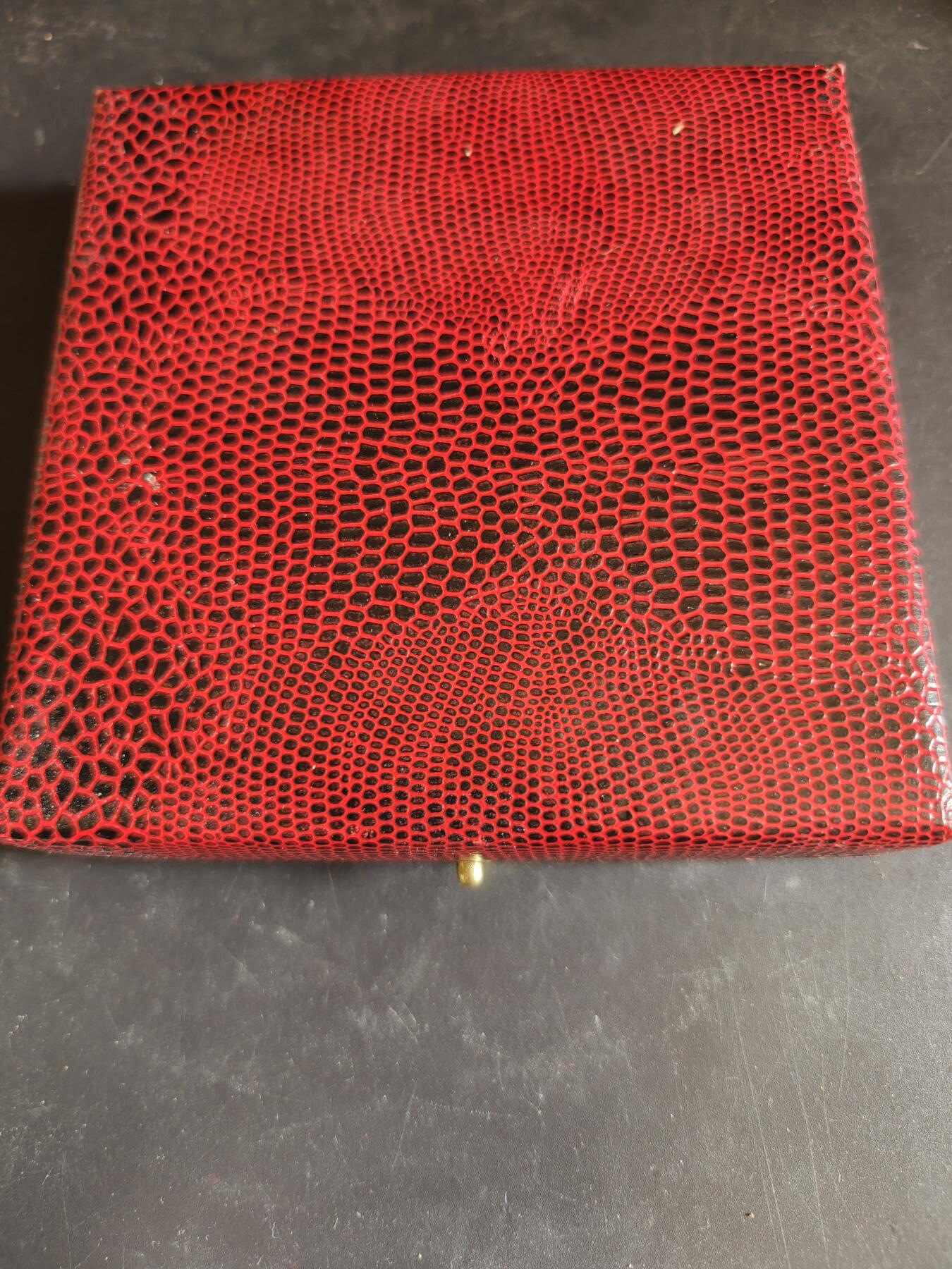 老王徽章第186期  法国罗伯特拉丰特出版社海军探险家雅克·库斯托纪念章 原盒 直径90mm     重量210g